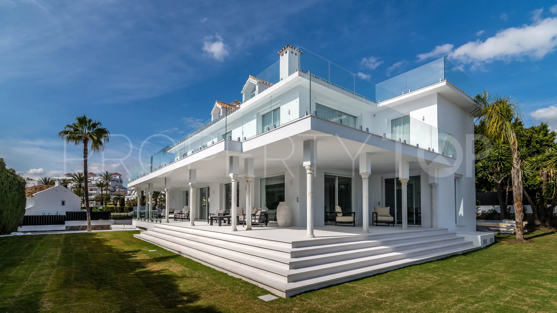 For sale villa in Nueva Andalucia