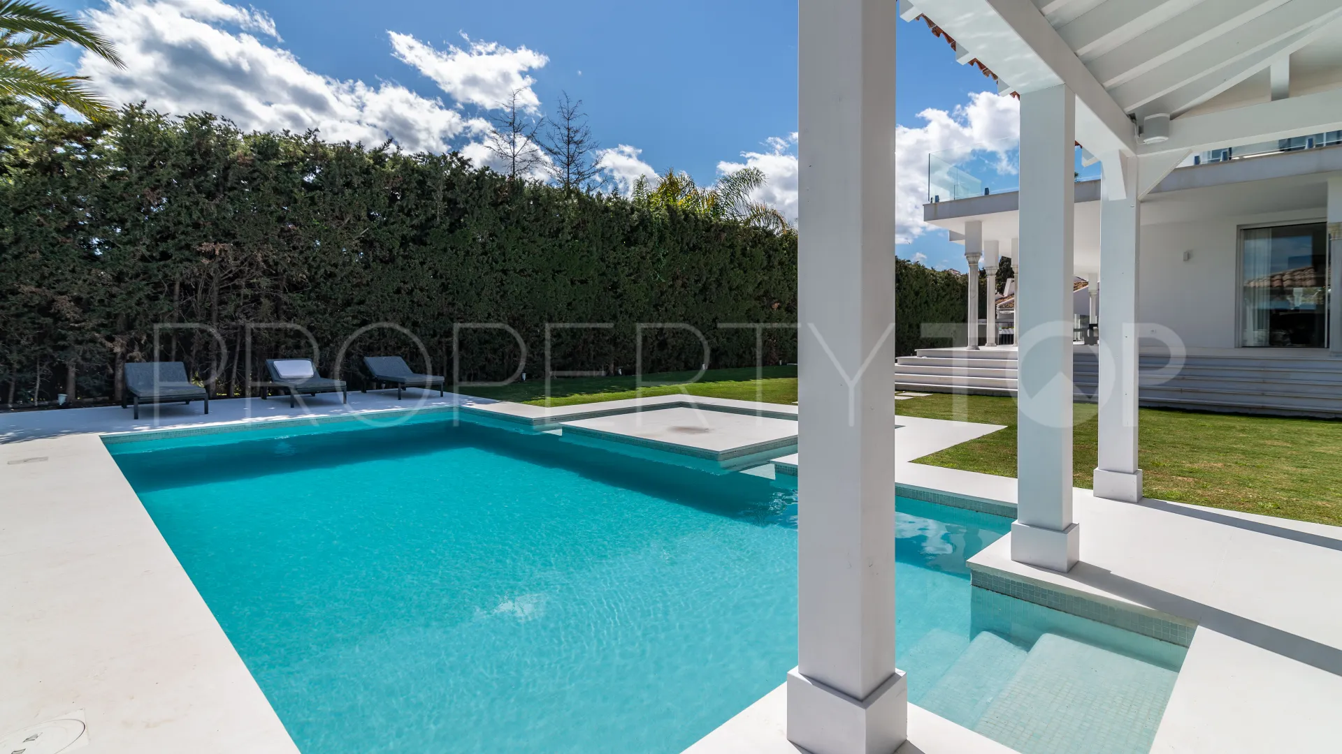 For sale villa in Nueva Andalucia
