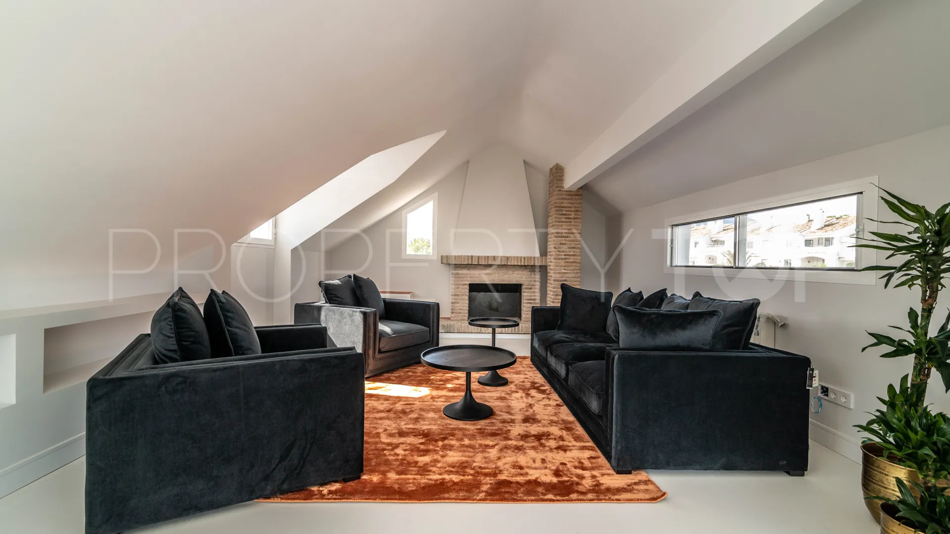 For sale villa in Nueva Andalucia