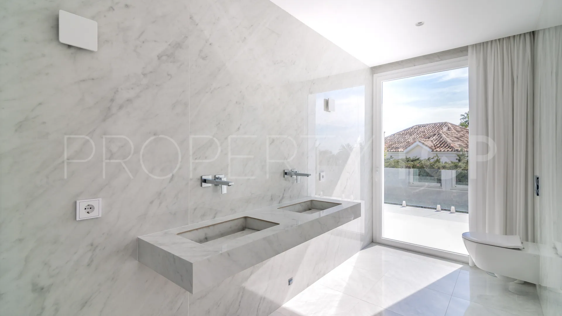 For sale villa in Nueva Andalucia