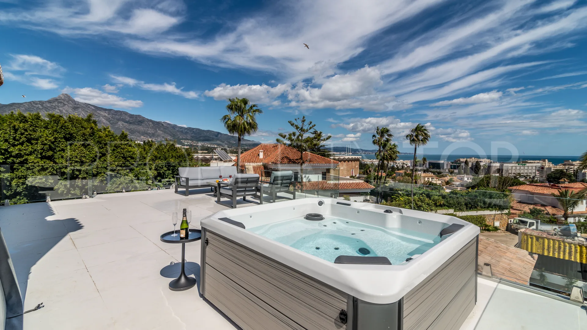 For sale villa in Nueva Andalucia