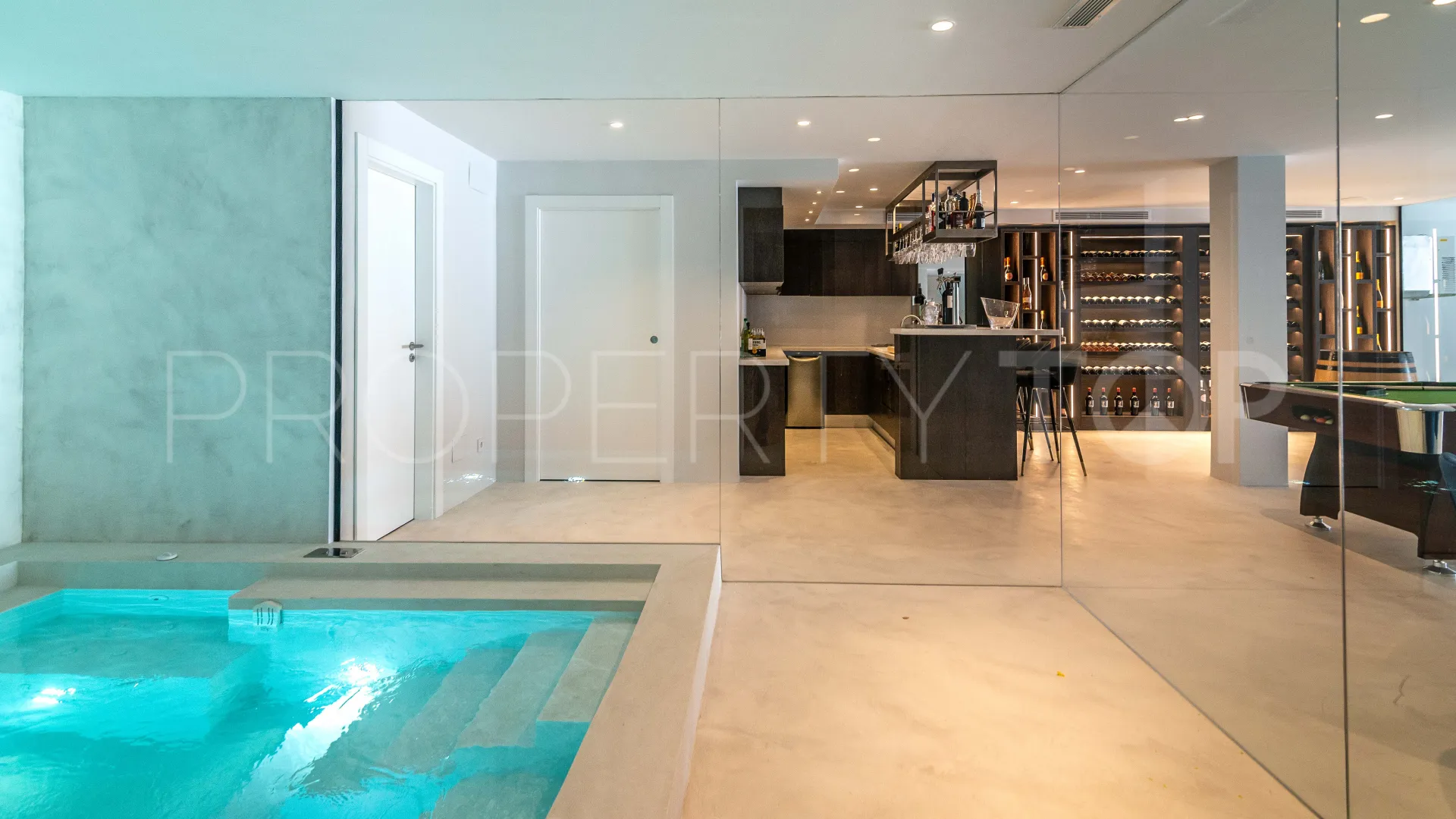 For sale villa in Nueva Andalucia