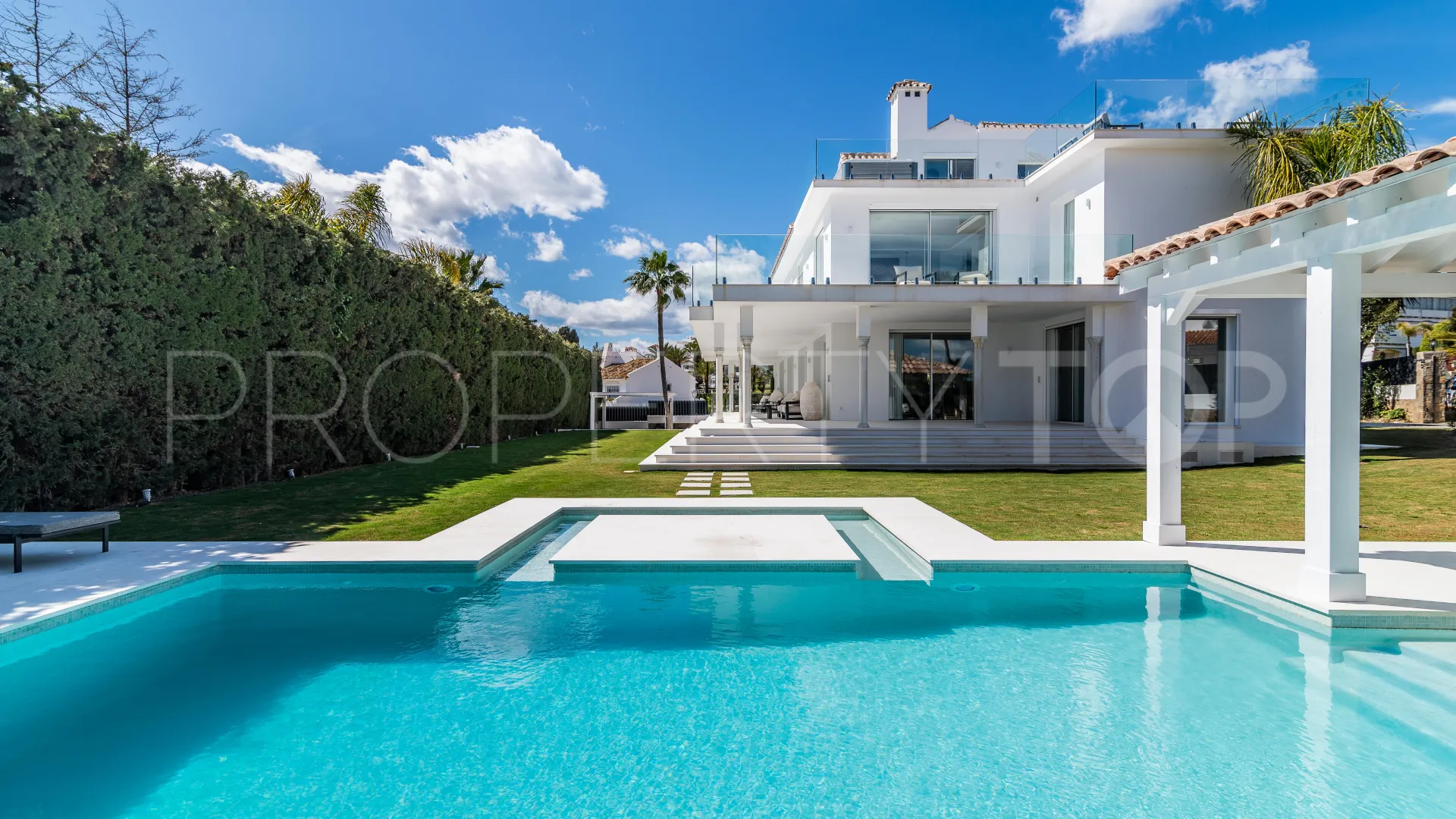 For sale villa in Nueva Andalucia