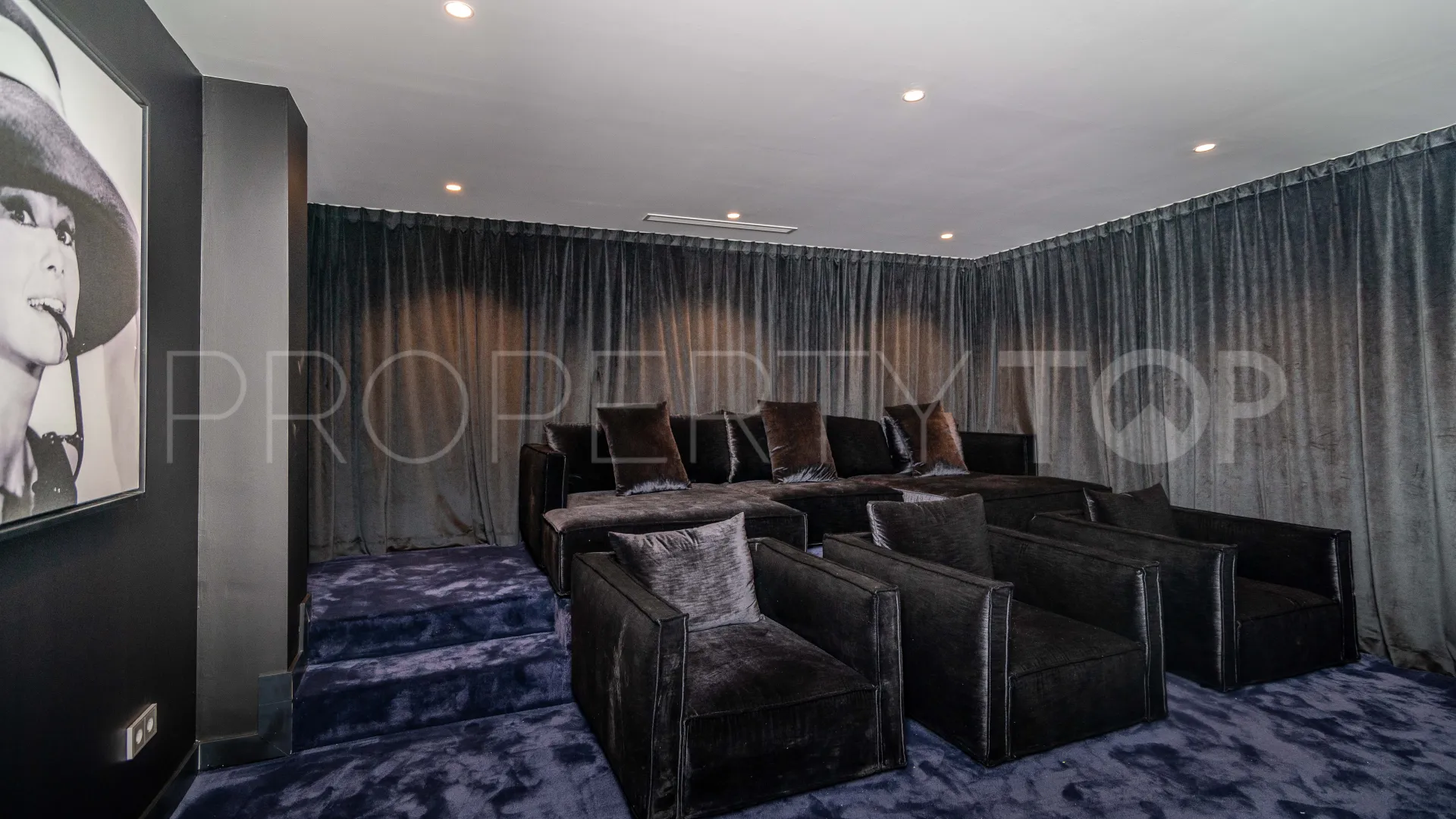 For sale villa in Nueva Andalucia