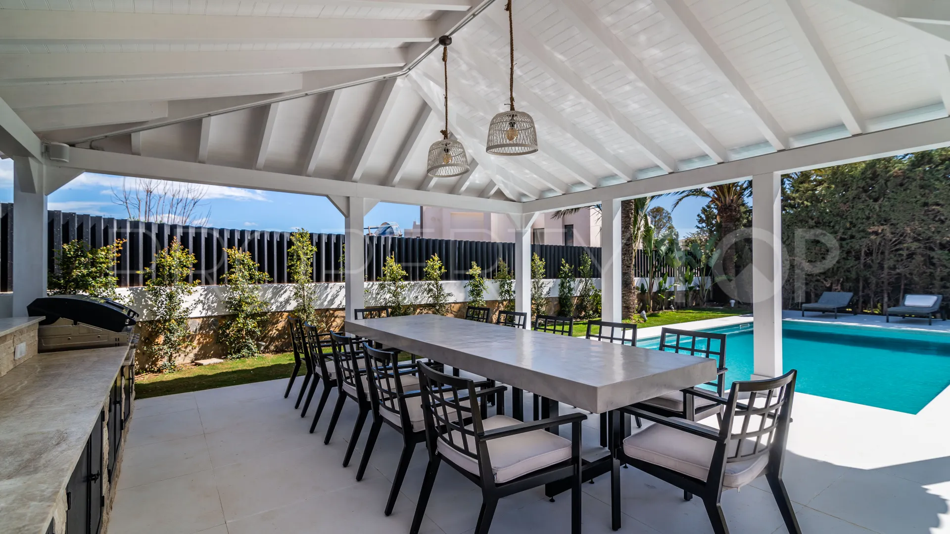 For sale villa in Nueva Andalucia
