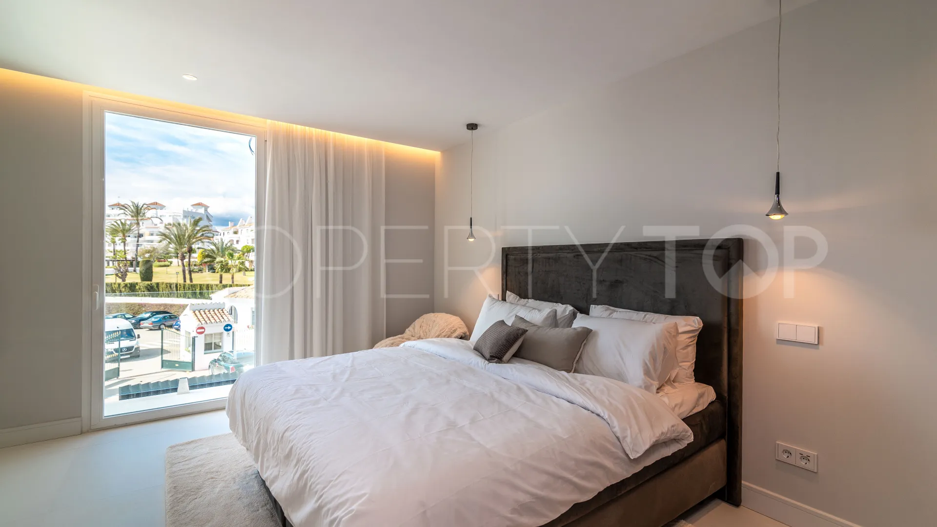For sale villa in Nueva Andalucia
