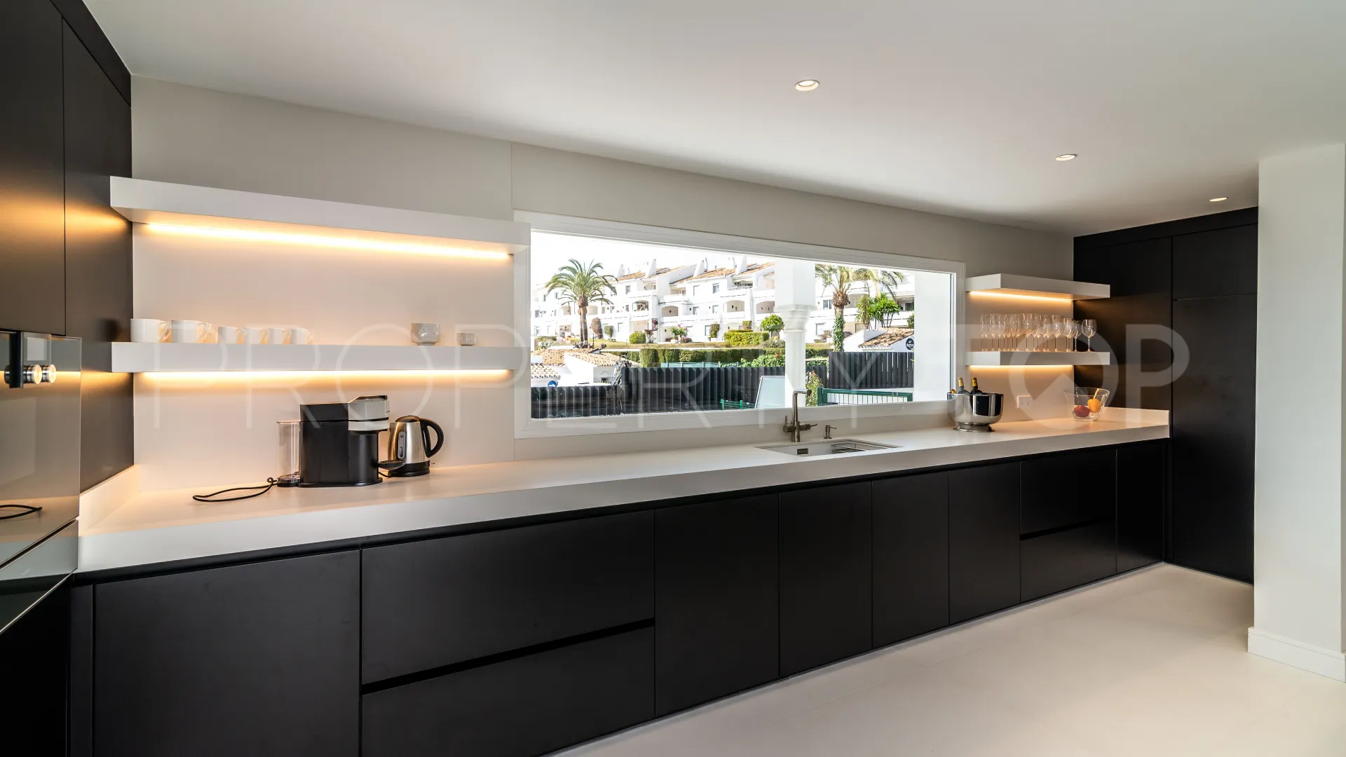 For sale villa in Nueva Andalucia
