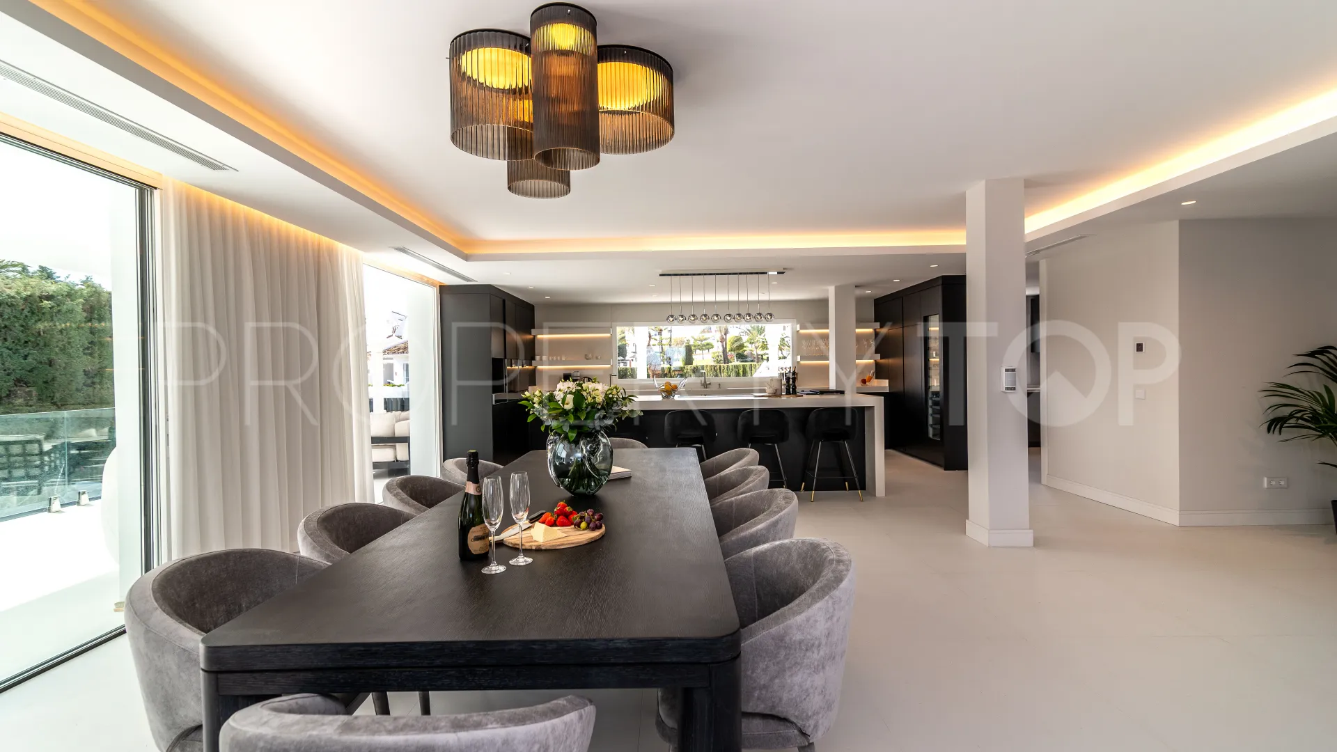 For sale villa in Nueva Andalucia