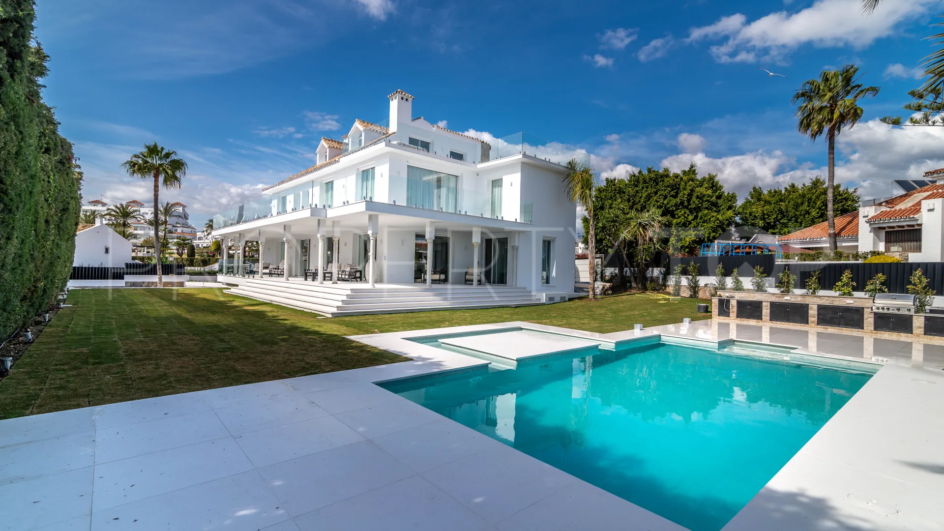 For sale villa in Nueva Andalucia