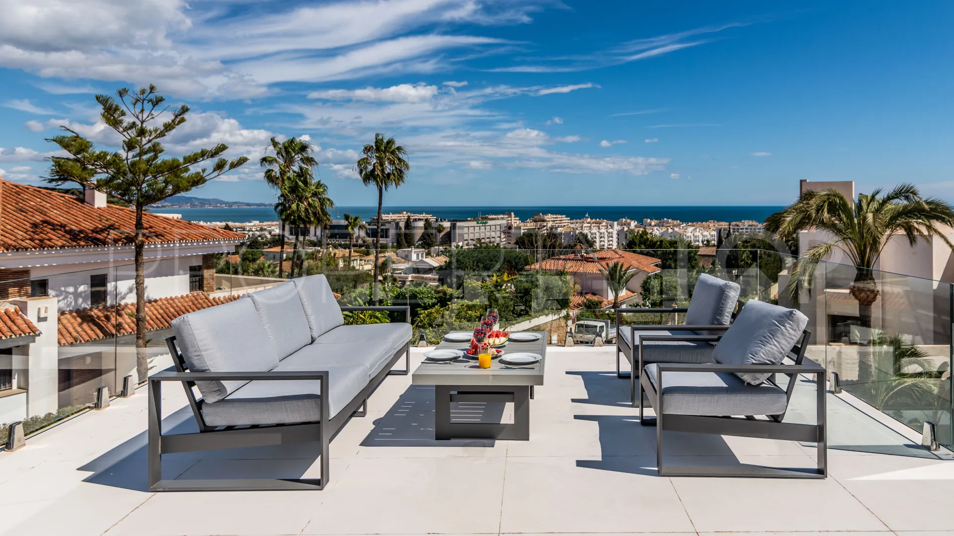 For sale villa in Nueva Andalucia