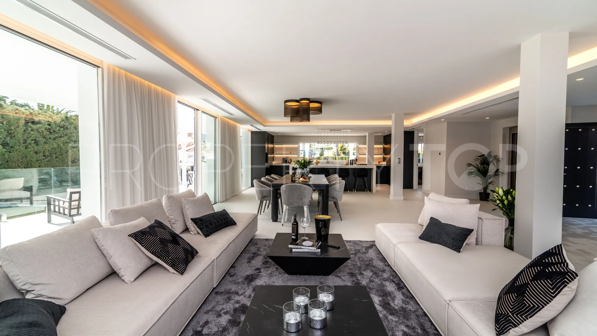 For sale villa in Nueva Andalucia