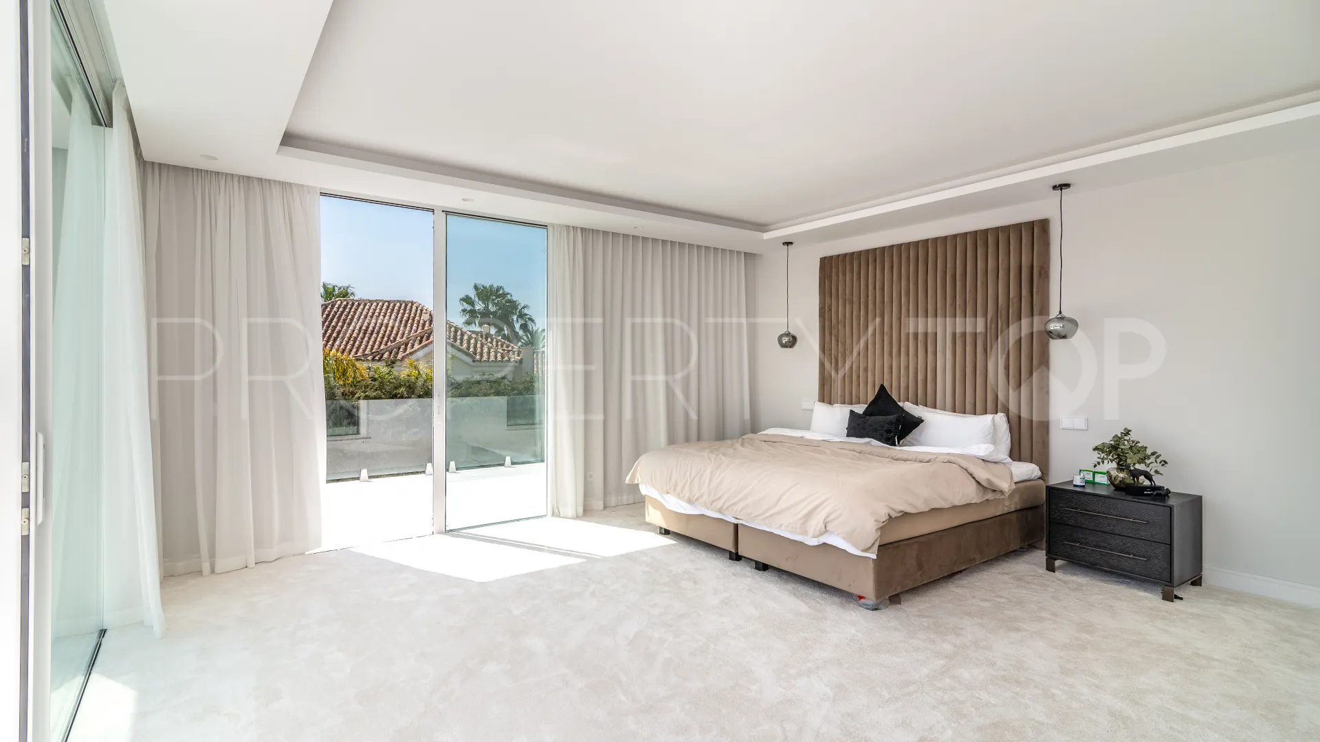 For sale villa in Nueva Andalucia
