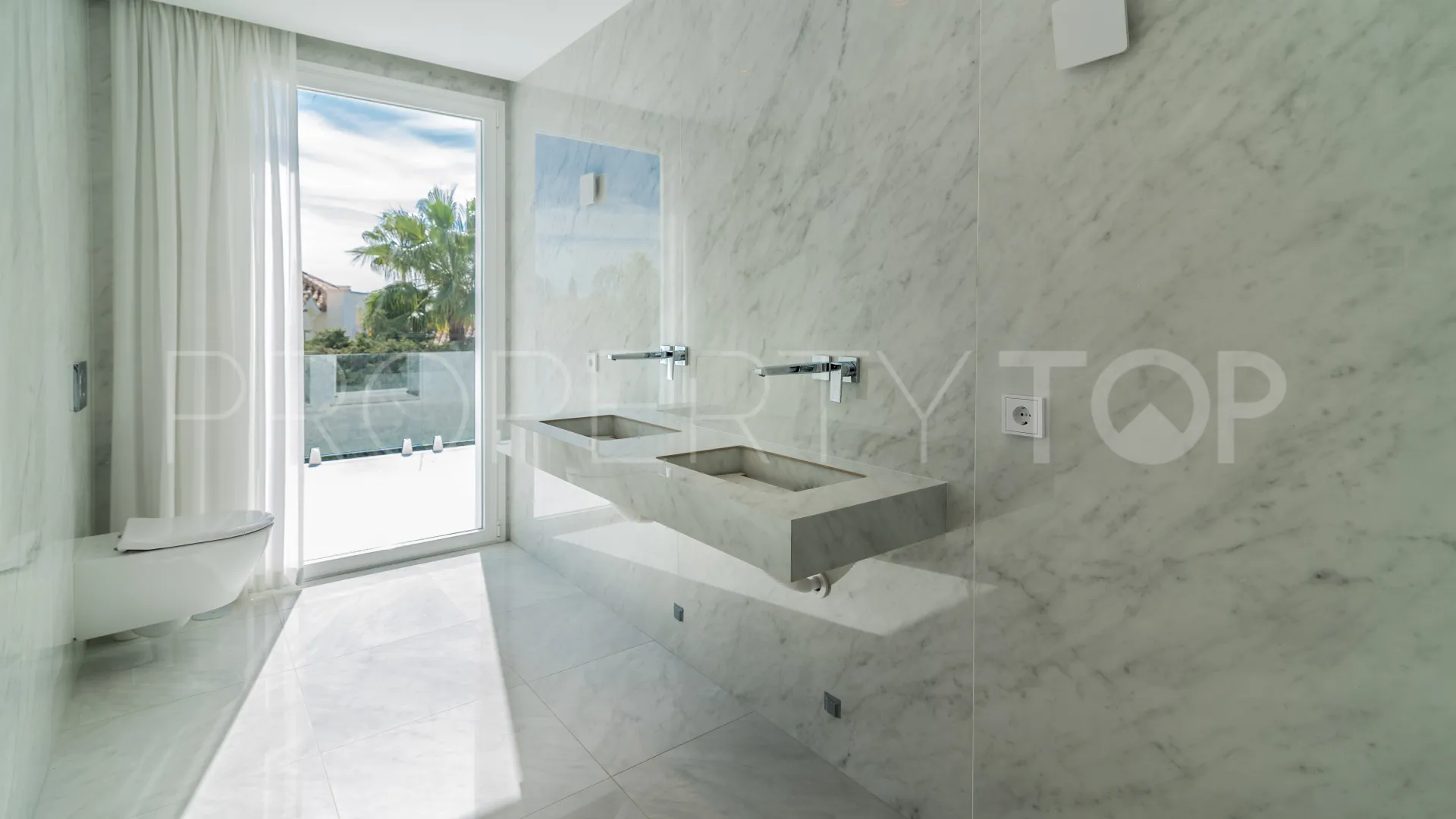 For sale villa in Nueva Andalucia