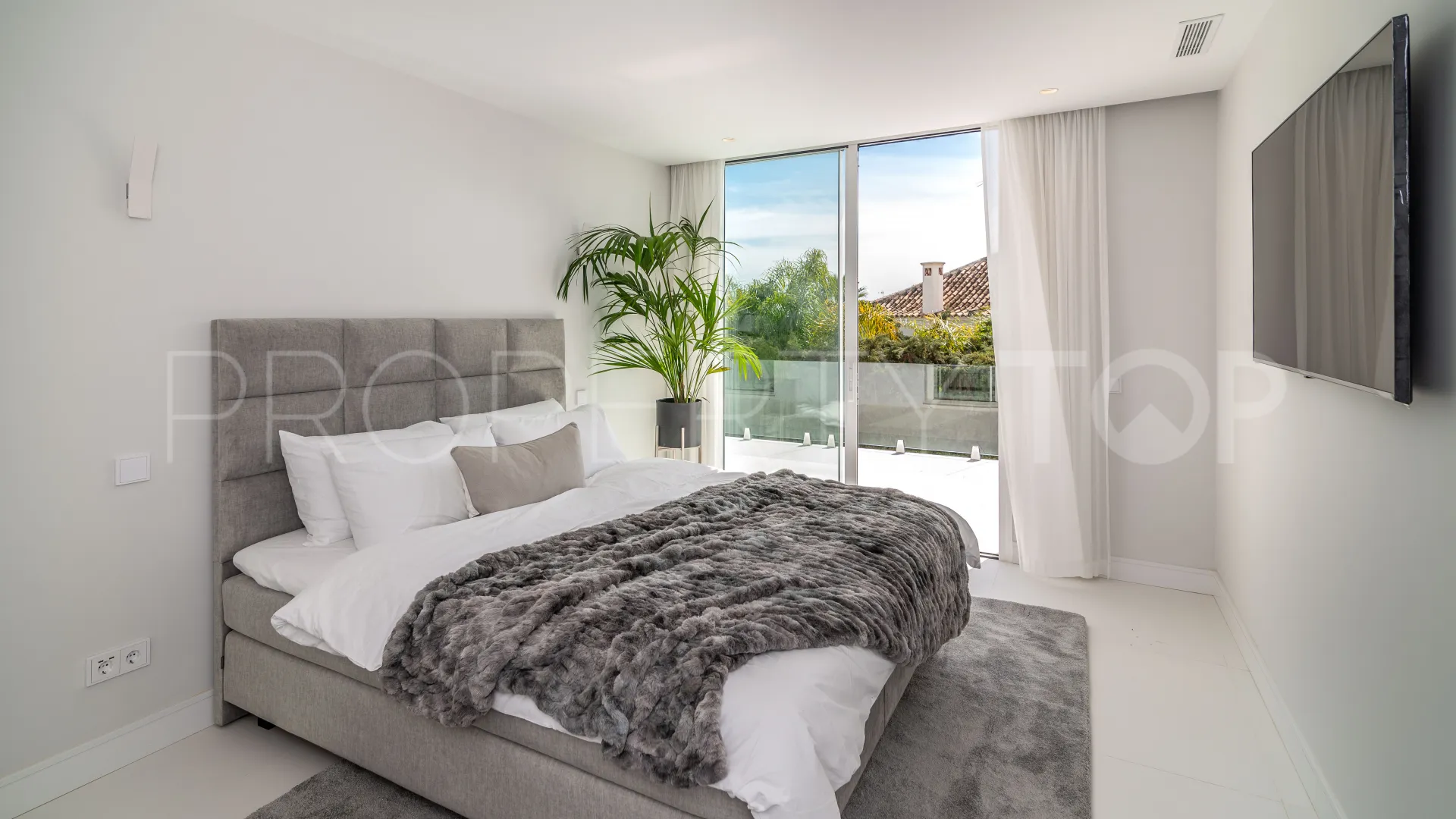 For sale villa in Nueva Andalucia