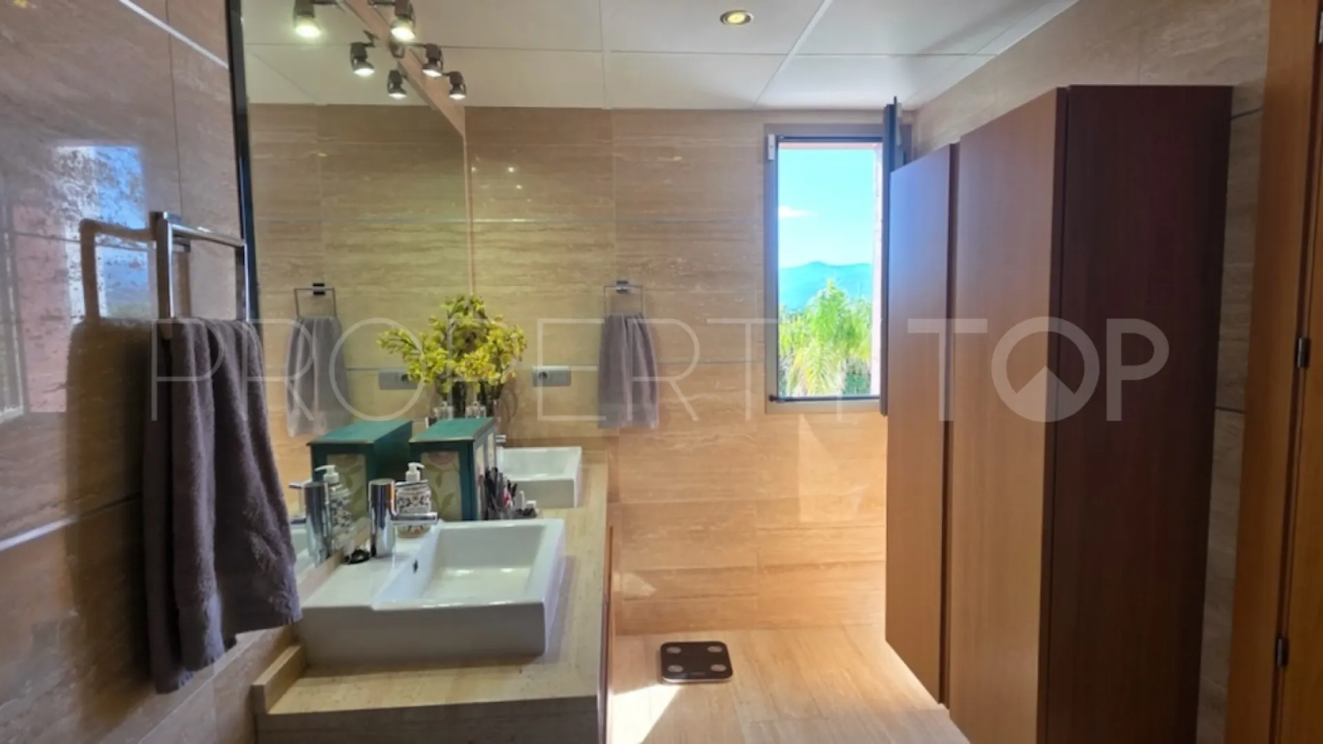For sale town house with 3 bedrooms in Benahavis
