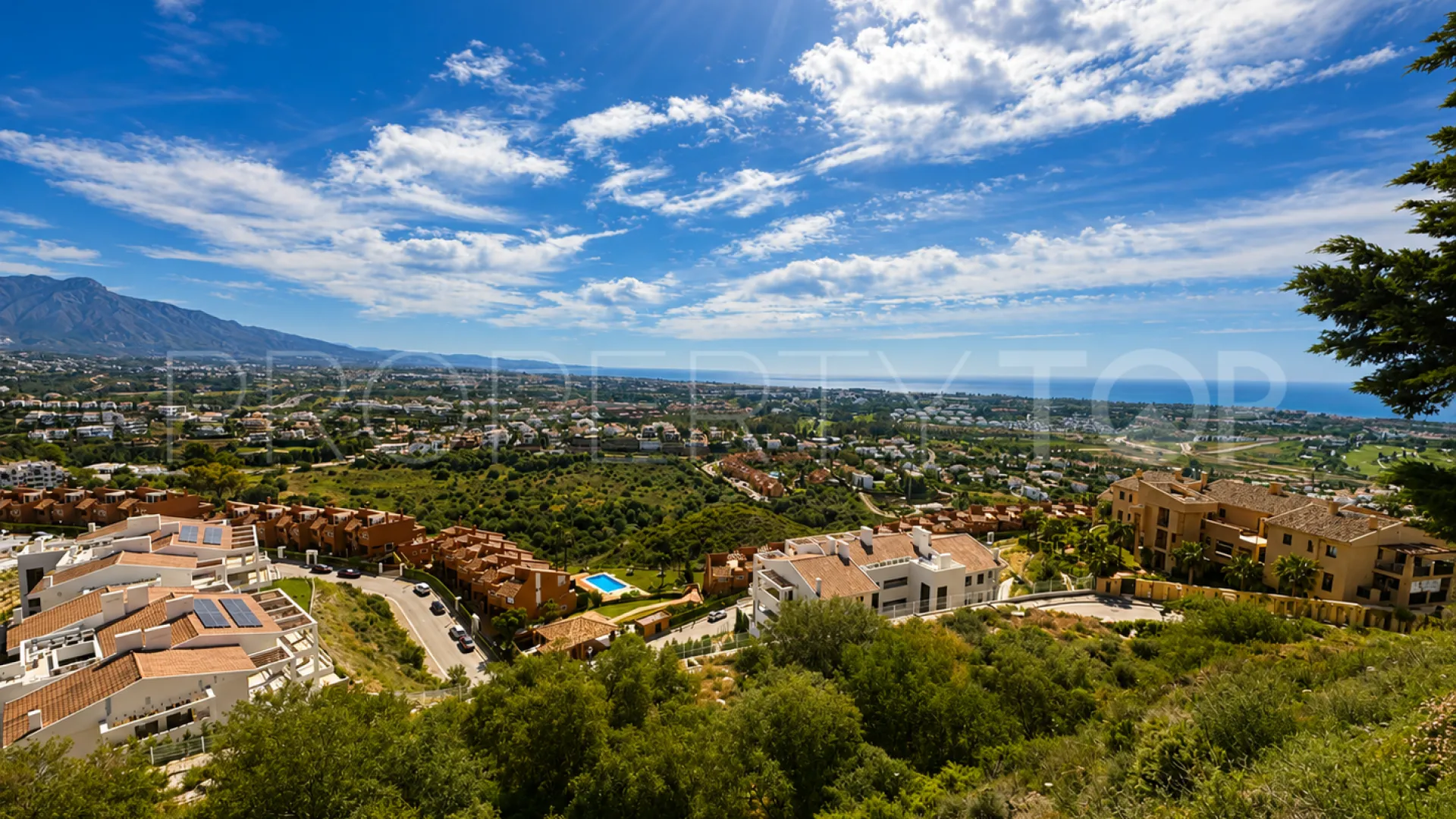 For sale town house with 3 bedrooms in Benahavis