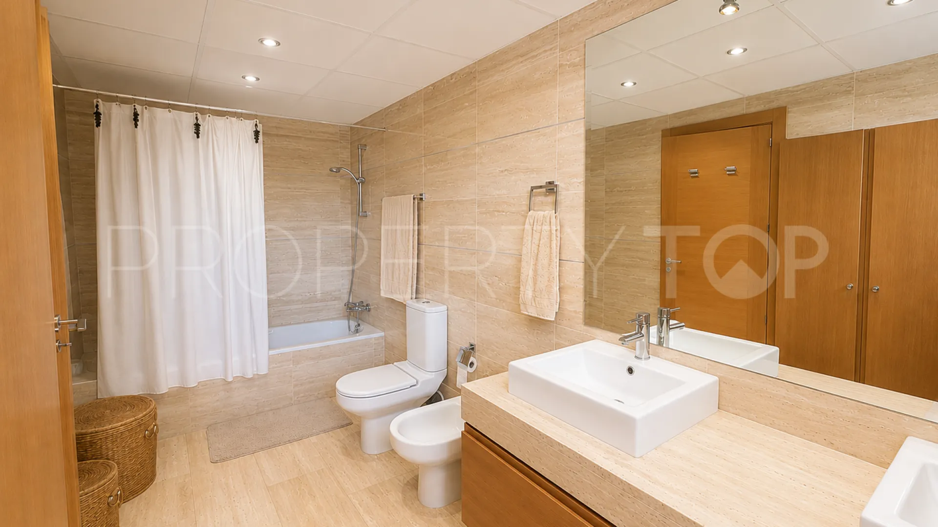 For sale town house with 3 bedrooms in Benahavis
