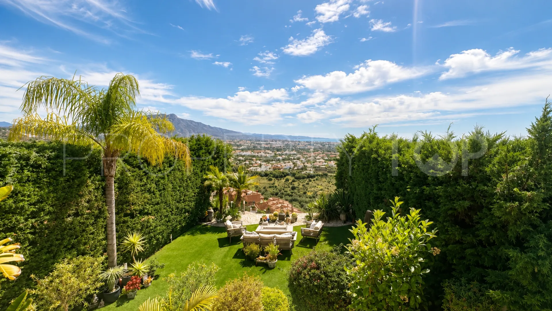 For sale town house with 3 bedrooms in Benahavis