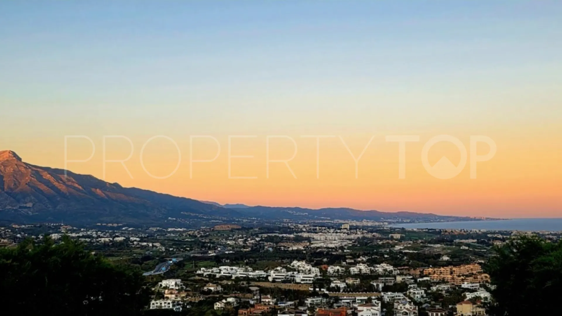 For sale town house with 3 bedrooms in Benahavis