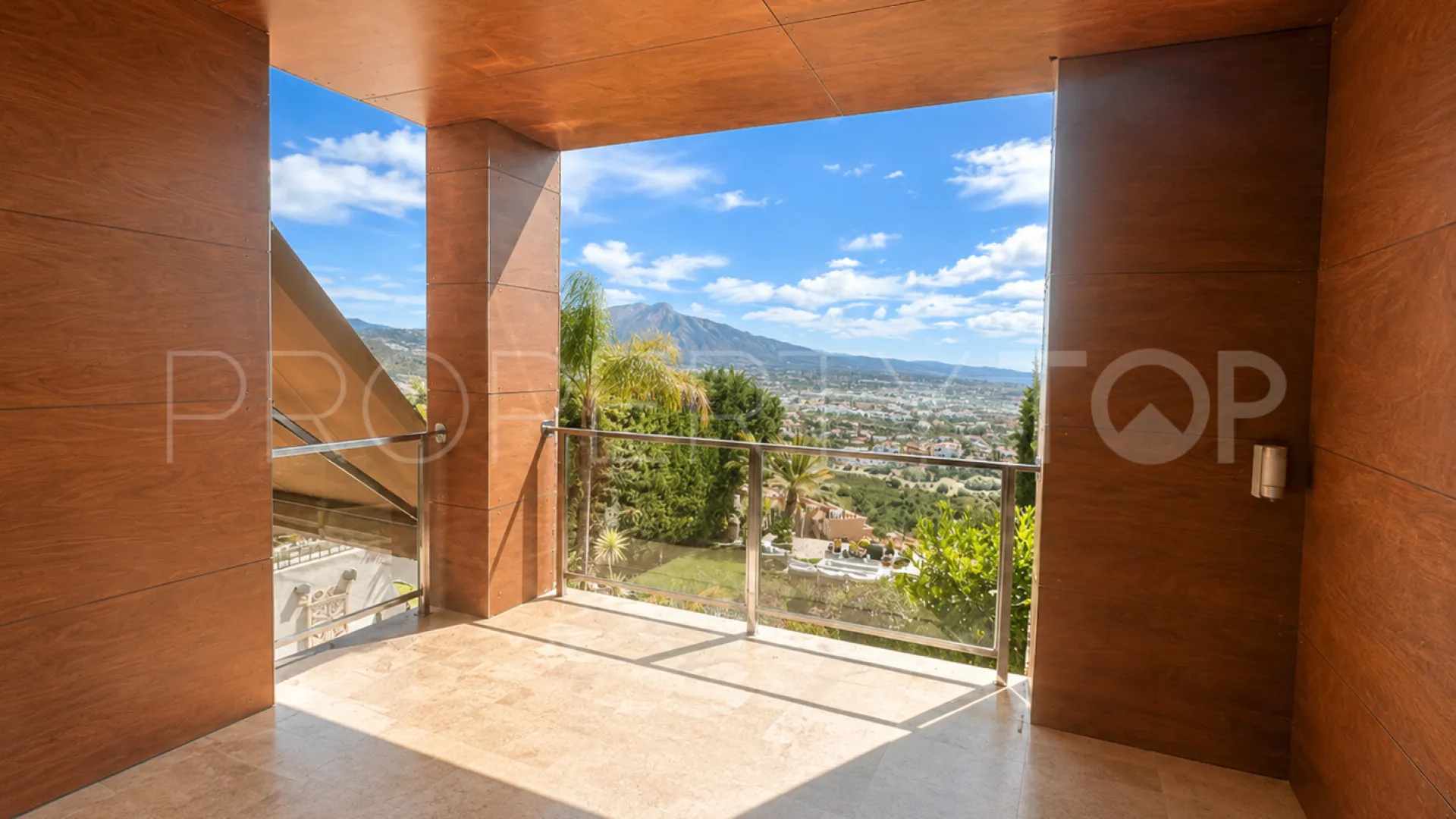For sale town house with 3 bedrooms in Benahavis