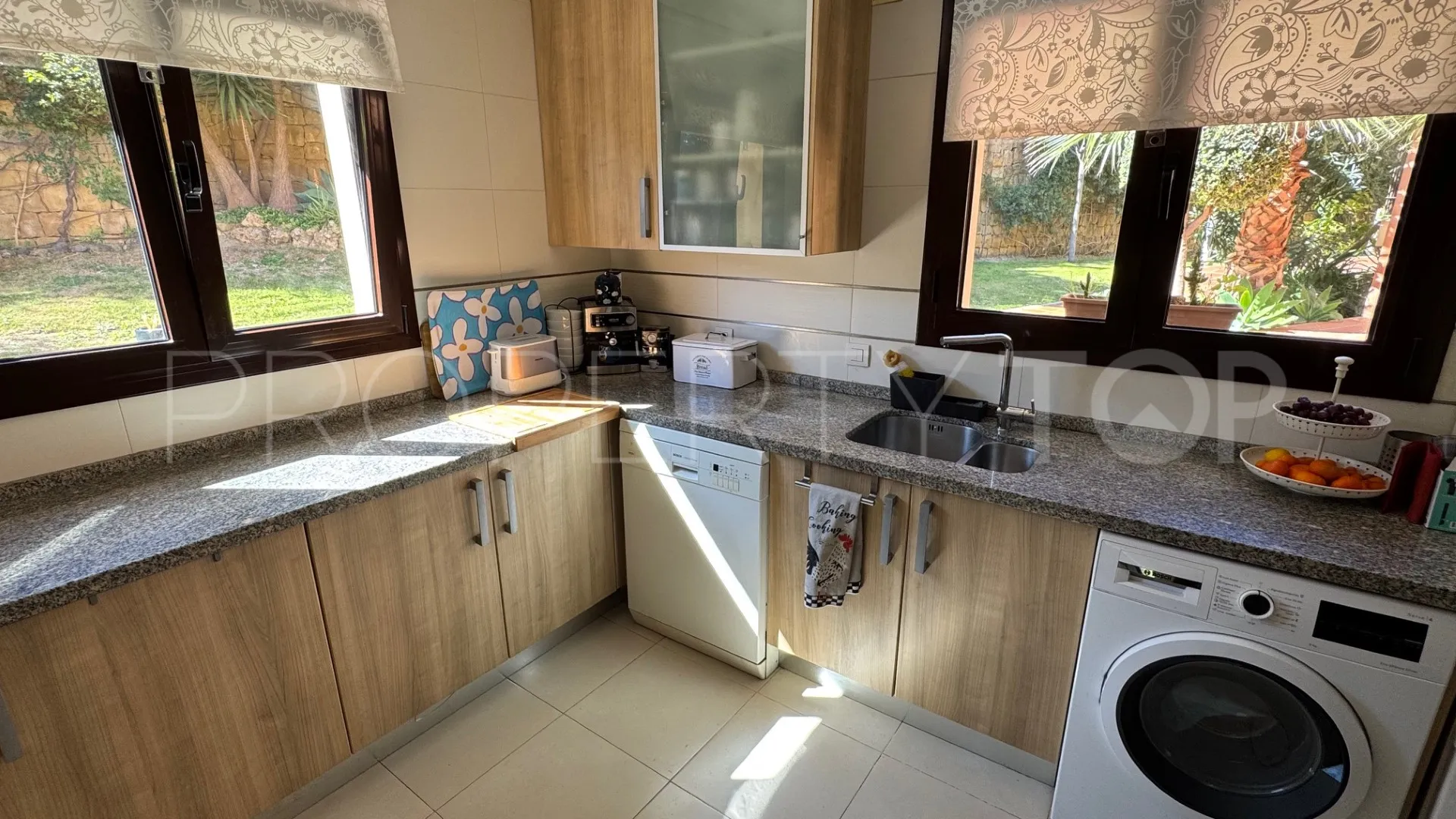 Buy town house in Estepona