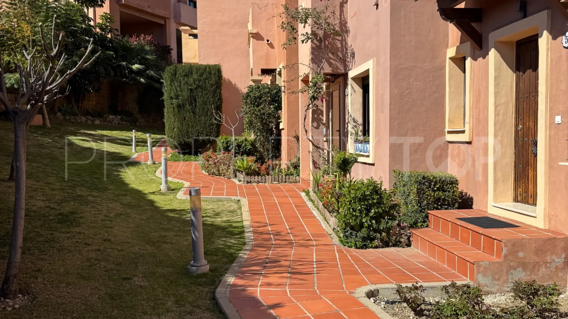 Buy town house in Estepona