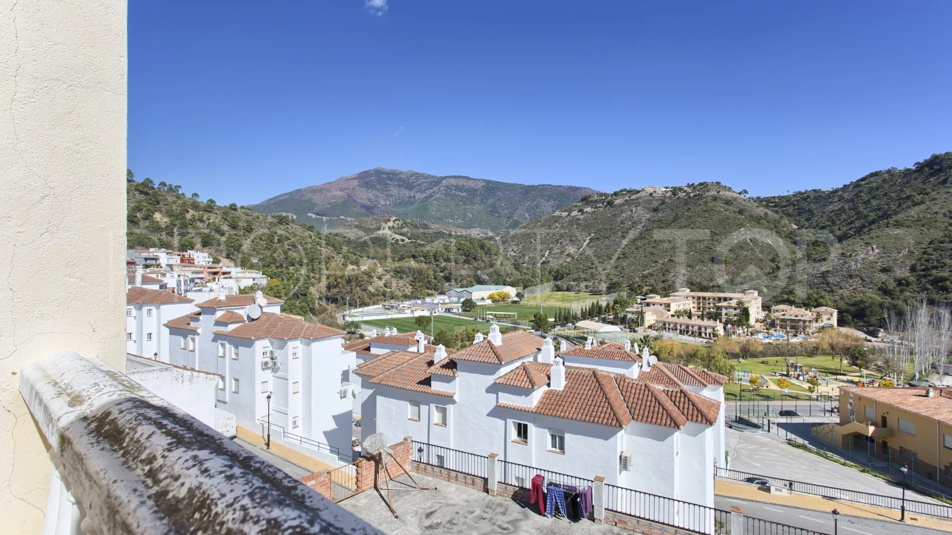 3 bedrooms town house for sale in Benahavis Centro