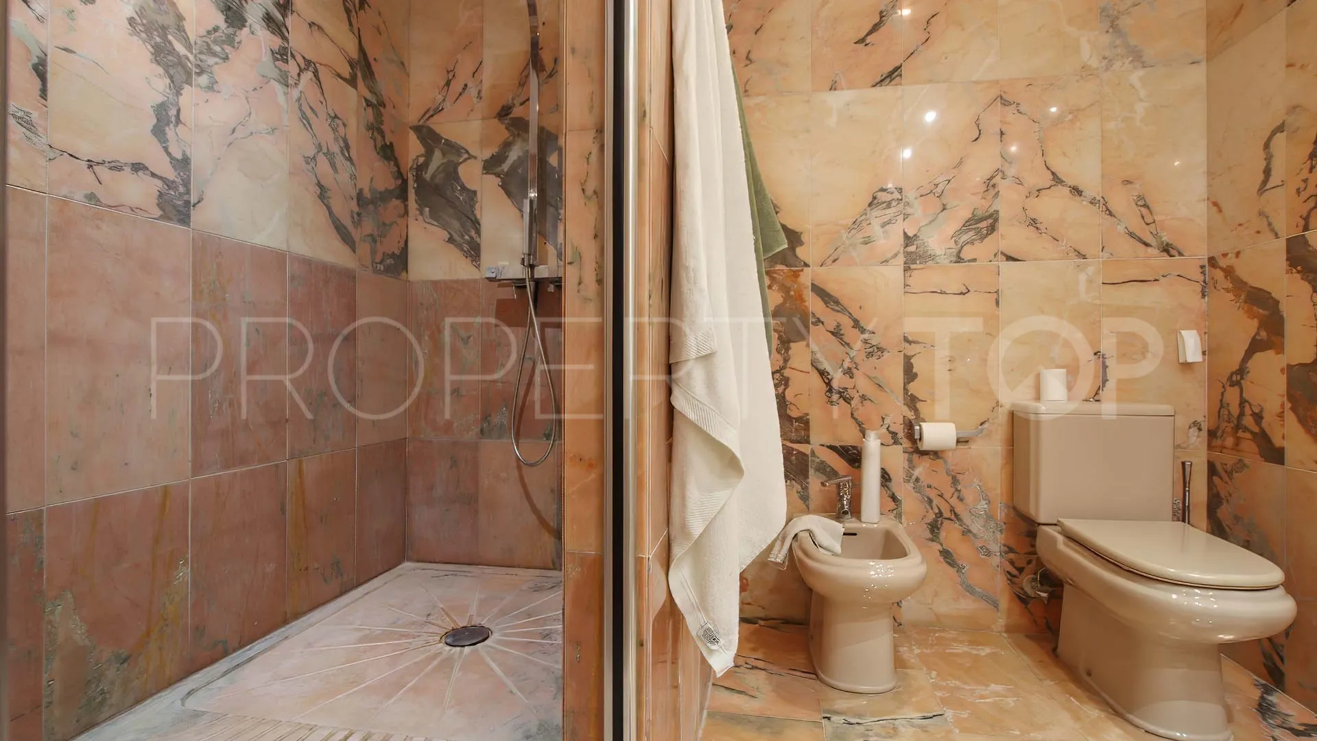 Ground floor apartment with 3 bedrooms for sale in Nueva Andalucia