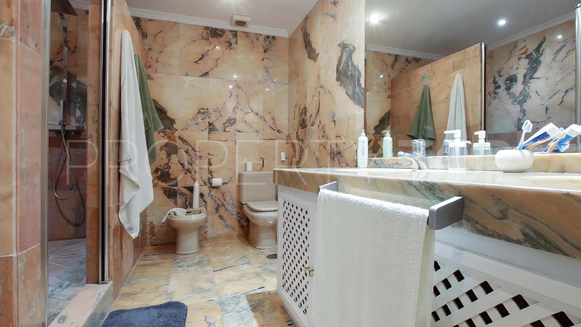 Ground floor apartment with 3 bedrooms for sale in Nueva Andalucia