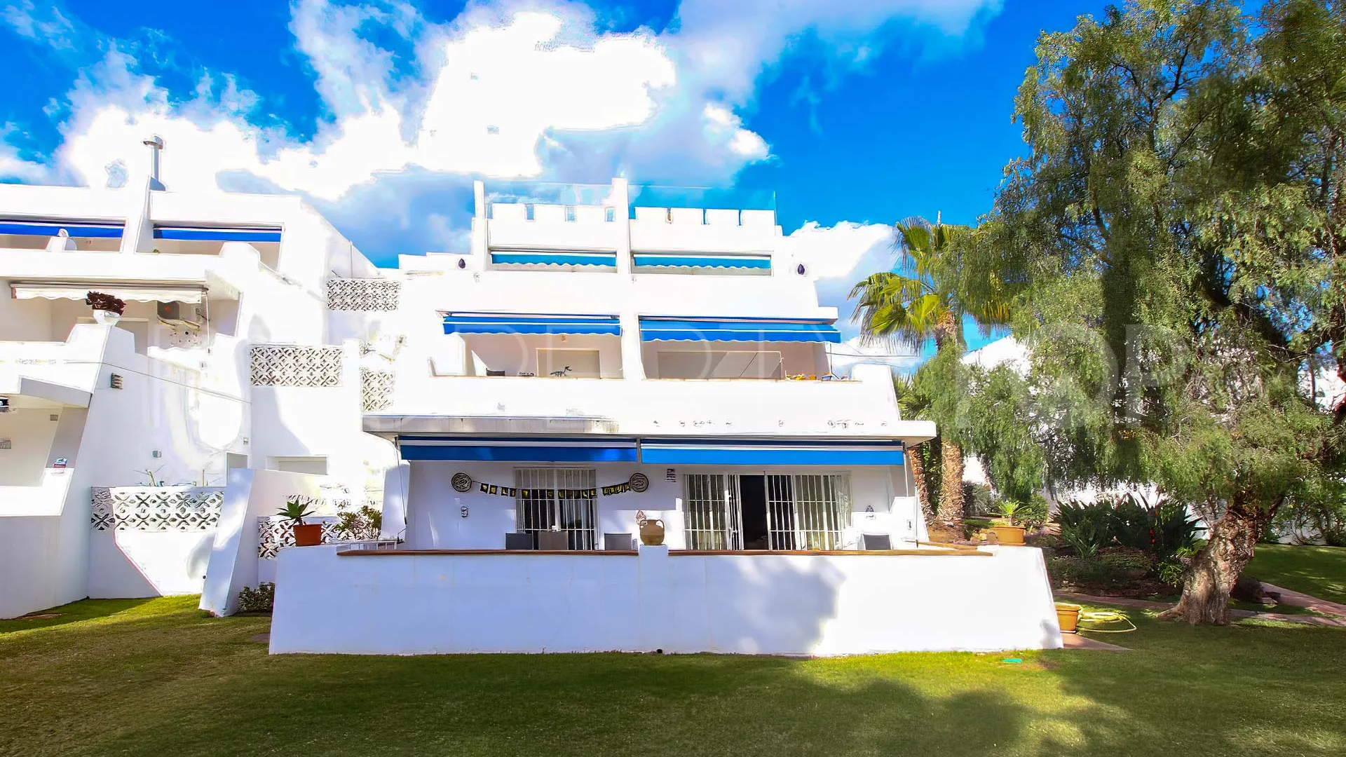 Ground floor apartment with 3 bedrooms for sale in Nueva Andalucia