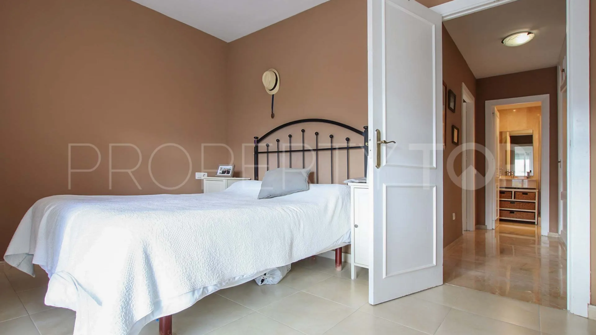 Ground floor apartment with 3 bedrooms for sale in Nueva Andalucia