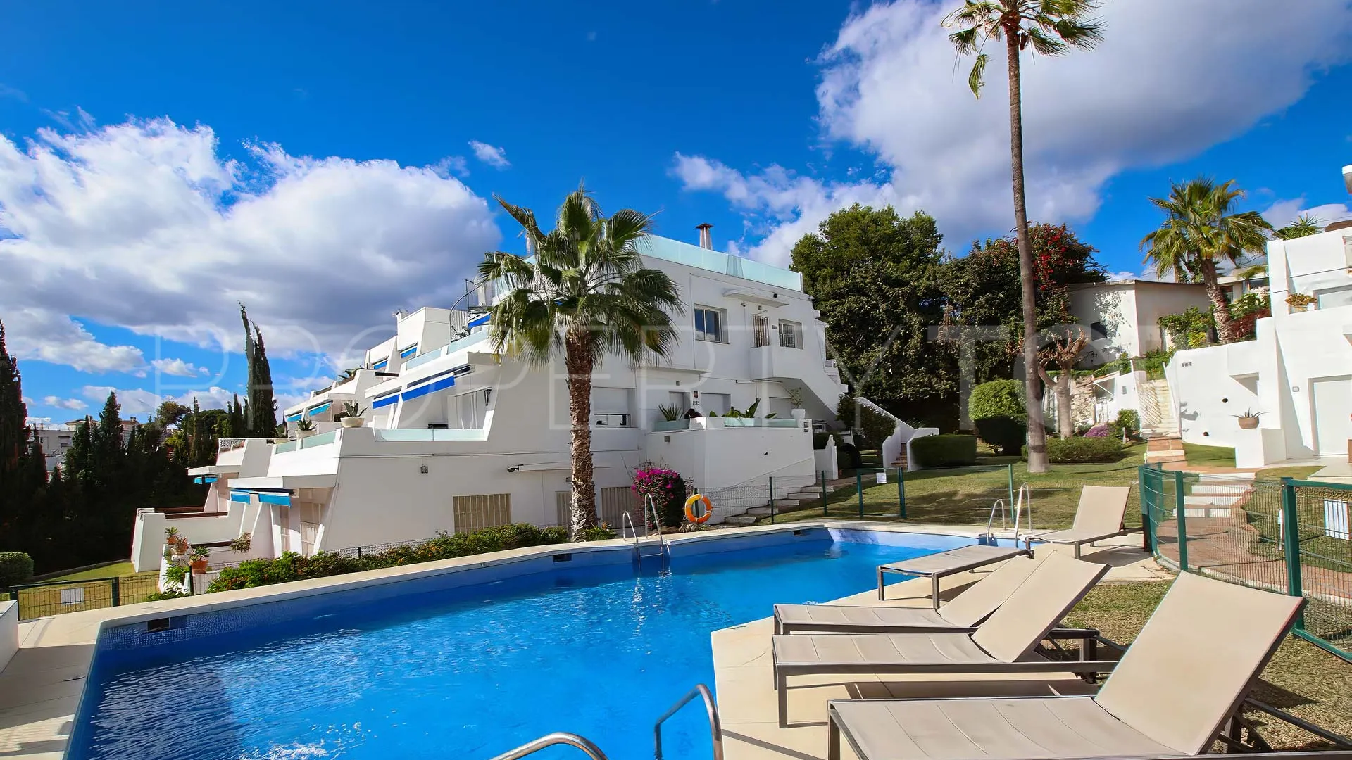 Ground floor apartment with 3 bedrooms for sale in Nueva Andalucia