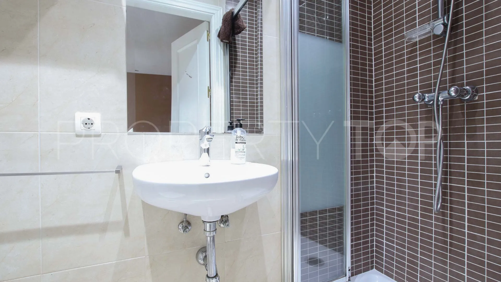 Ground floor apartment with 3 bedrooms for sale in Nueva Andalucia