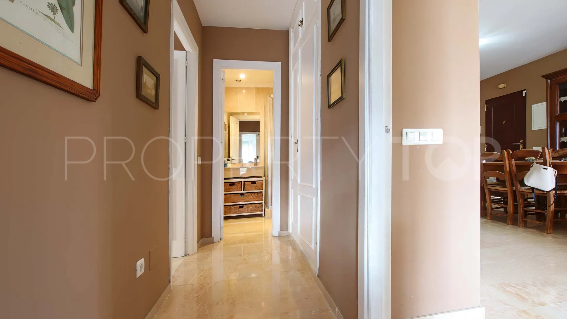 Ground floor apartment with 3 bedrooms for sale in Nueva Andalucia