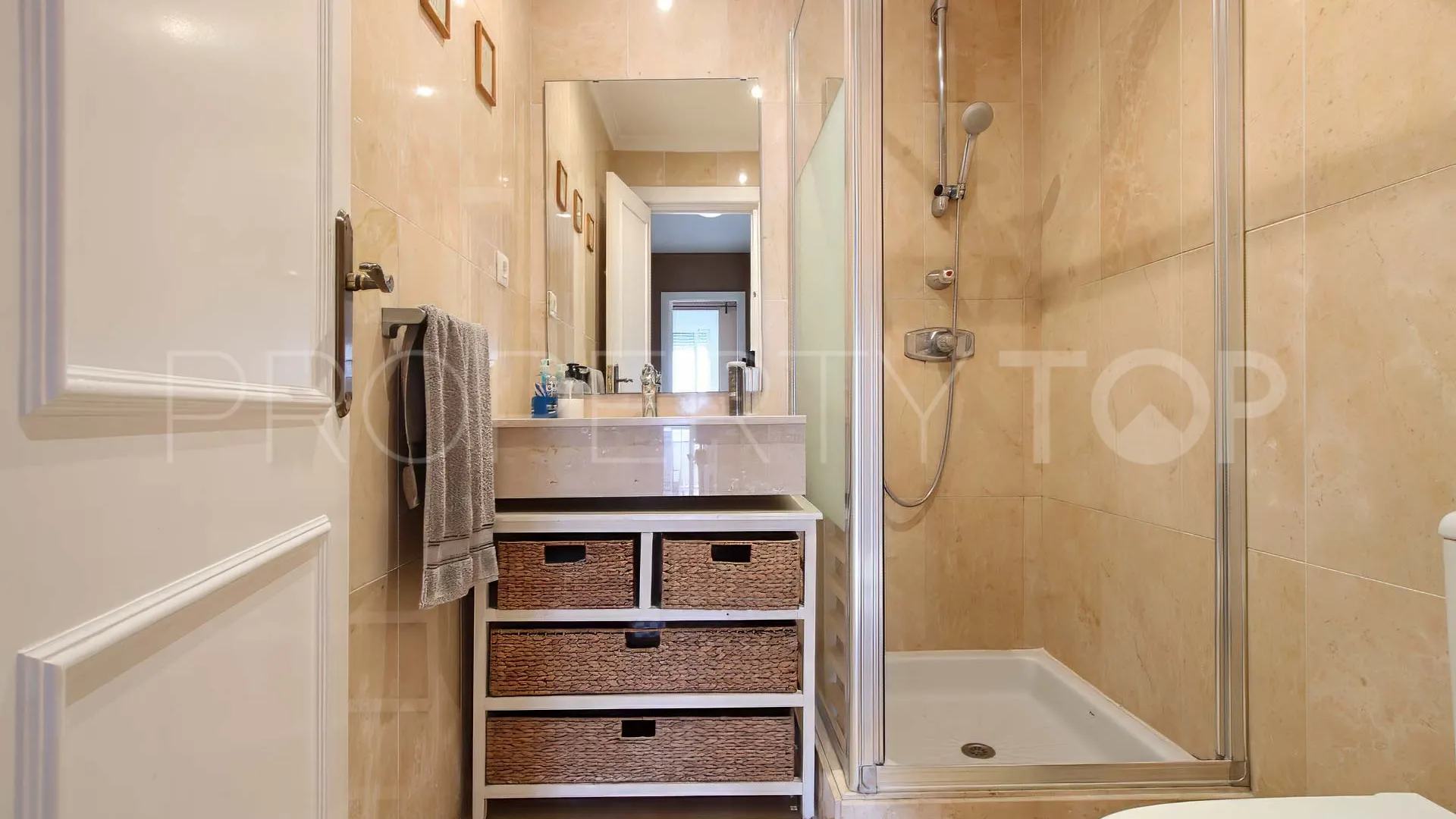 Ground floor apartment with 3 bedrooms for sale in Nueva Andalucia