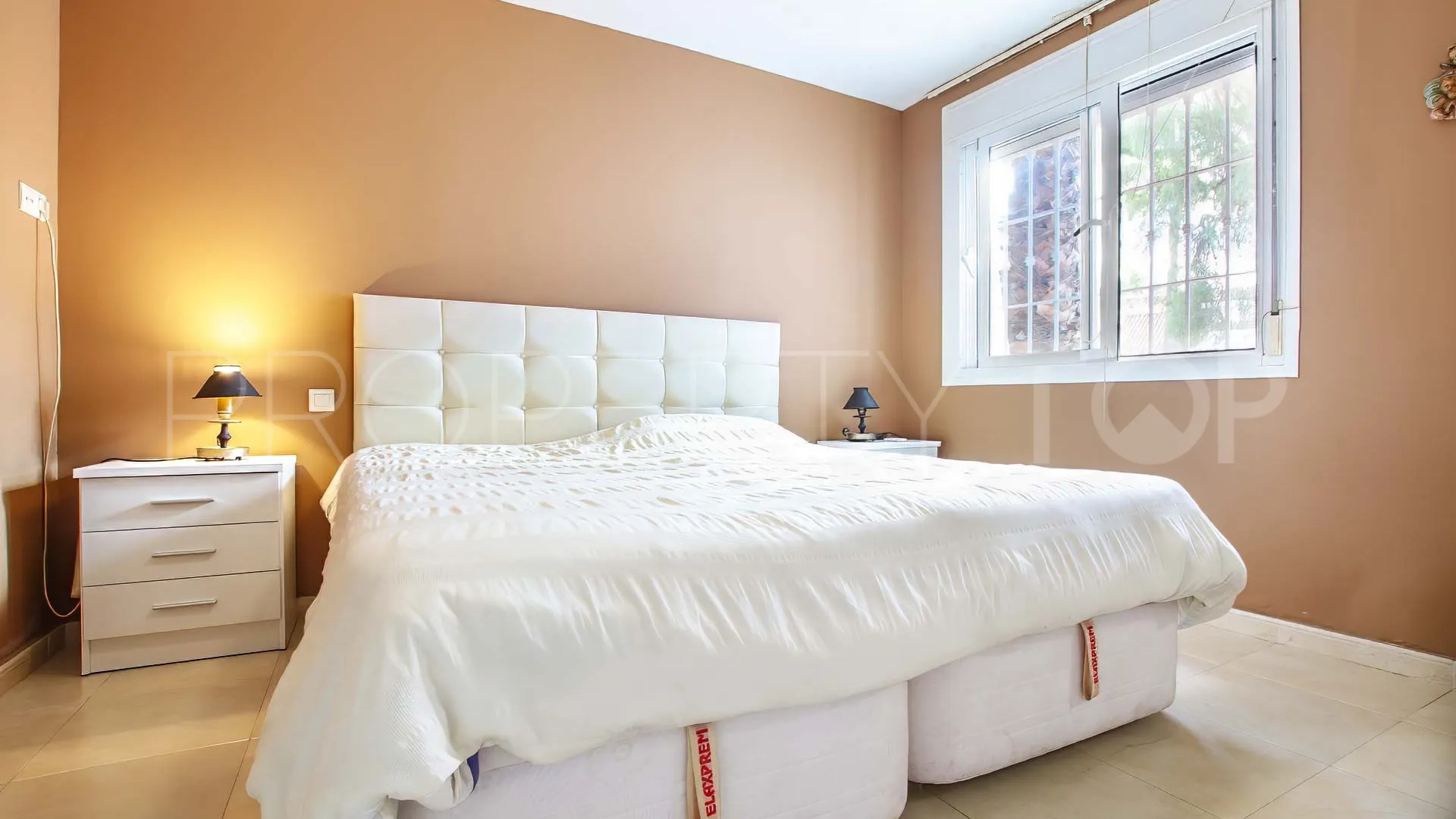 Ground floor apartment with 3 bedrooms for sale in Nueva Andalucia