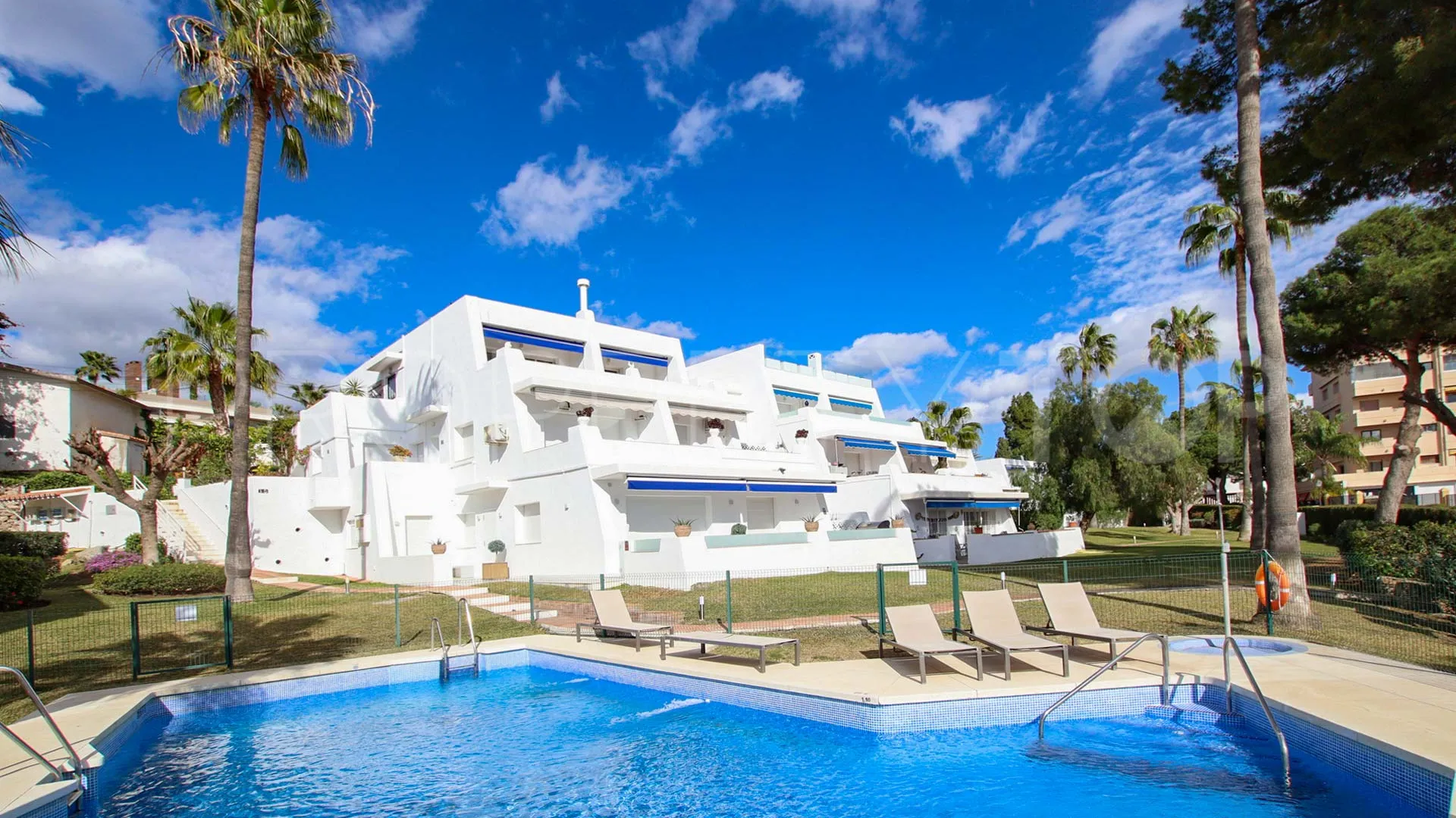 Ground floor apartment with 3 bedrooms for sale in Nueva Andalucia