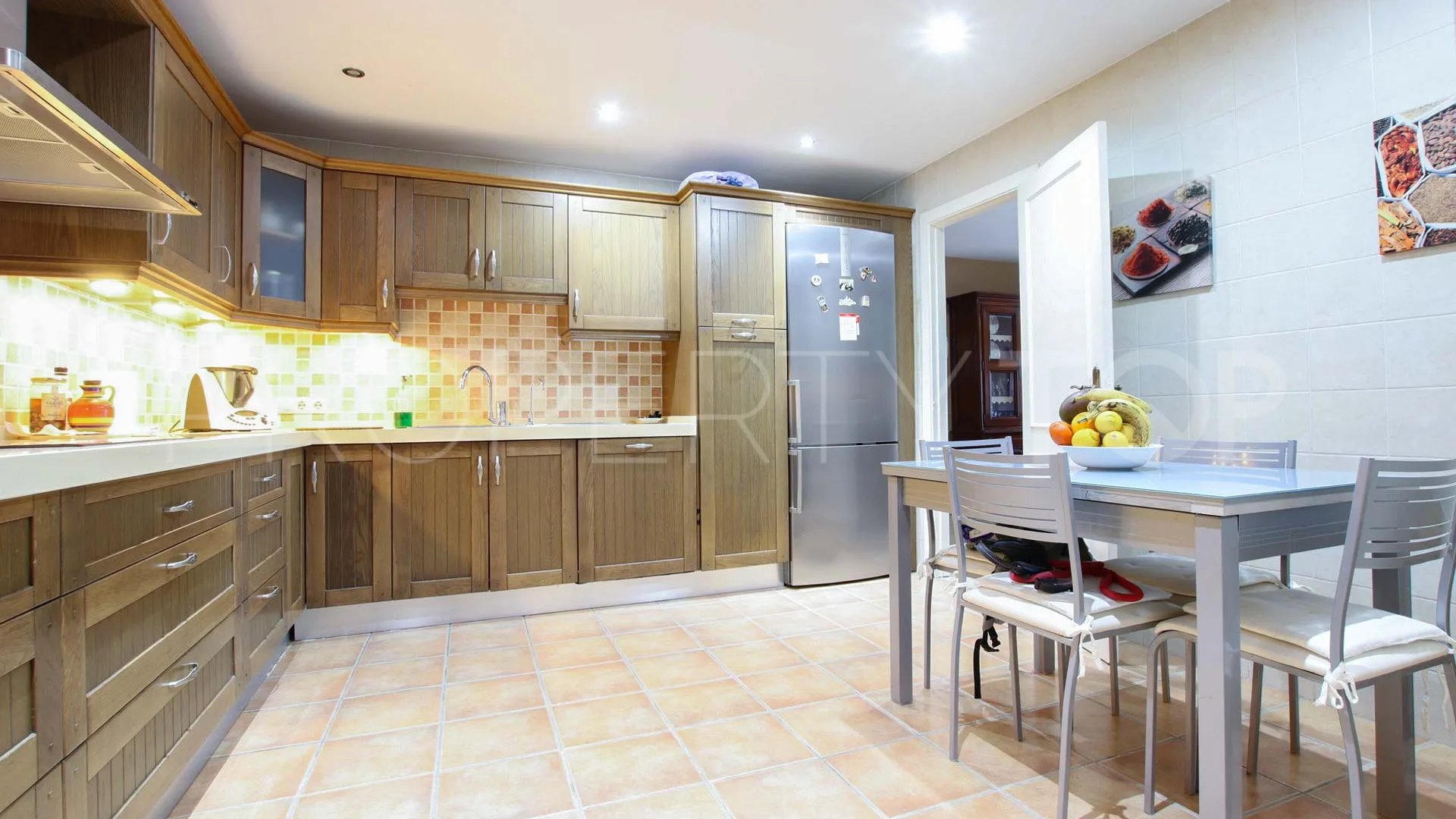 Ground floor apartment with 3 bedrooms for sale in Nueva Andalucia