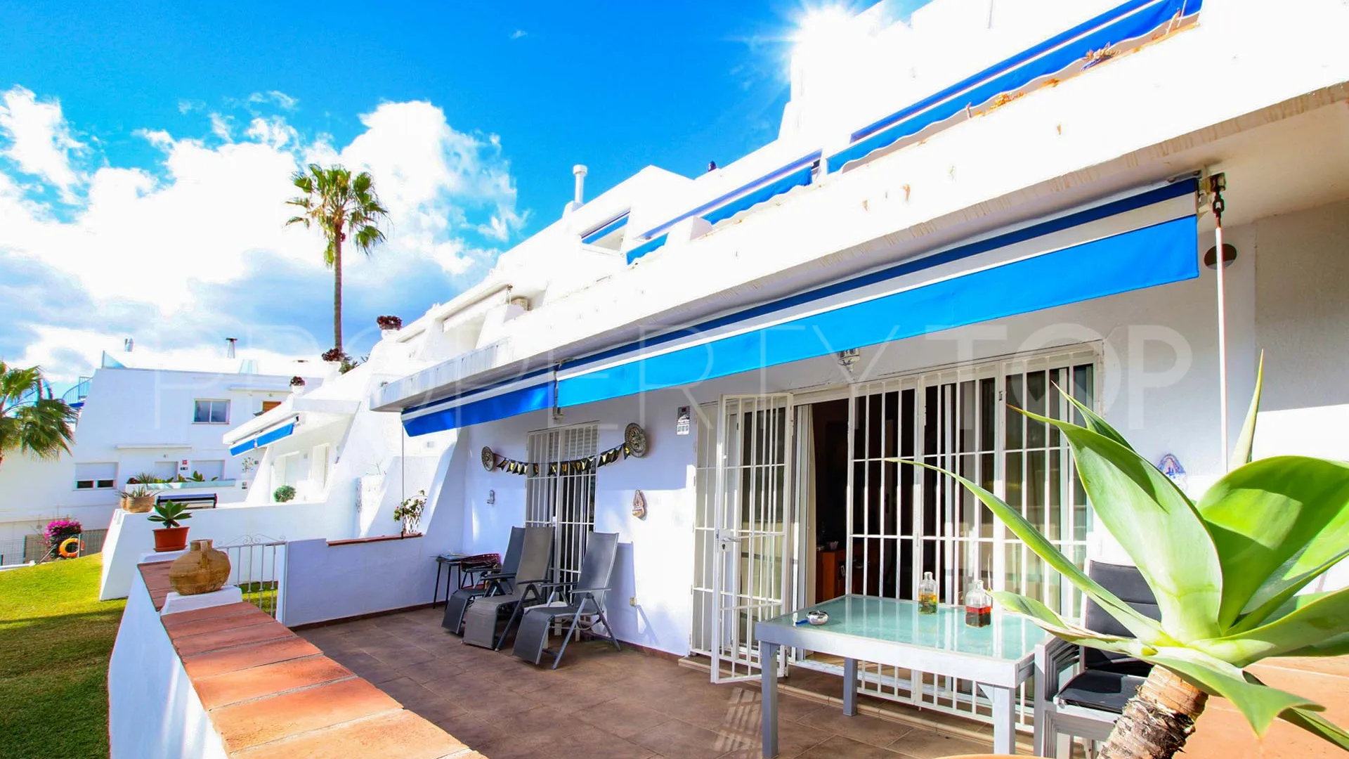 Ground floor apartment with 3 bedrooms for sale in Nueva Andalucia