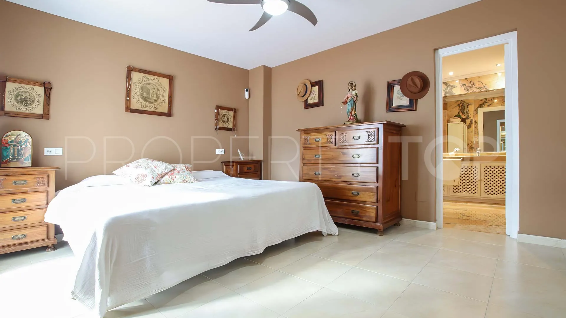 Ground floor apartment with 3 bedrooms for sale in Nueva Andalucia