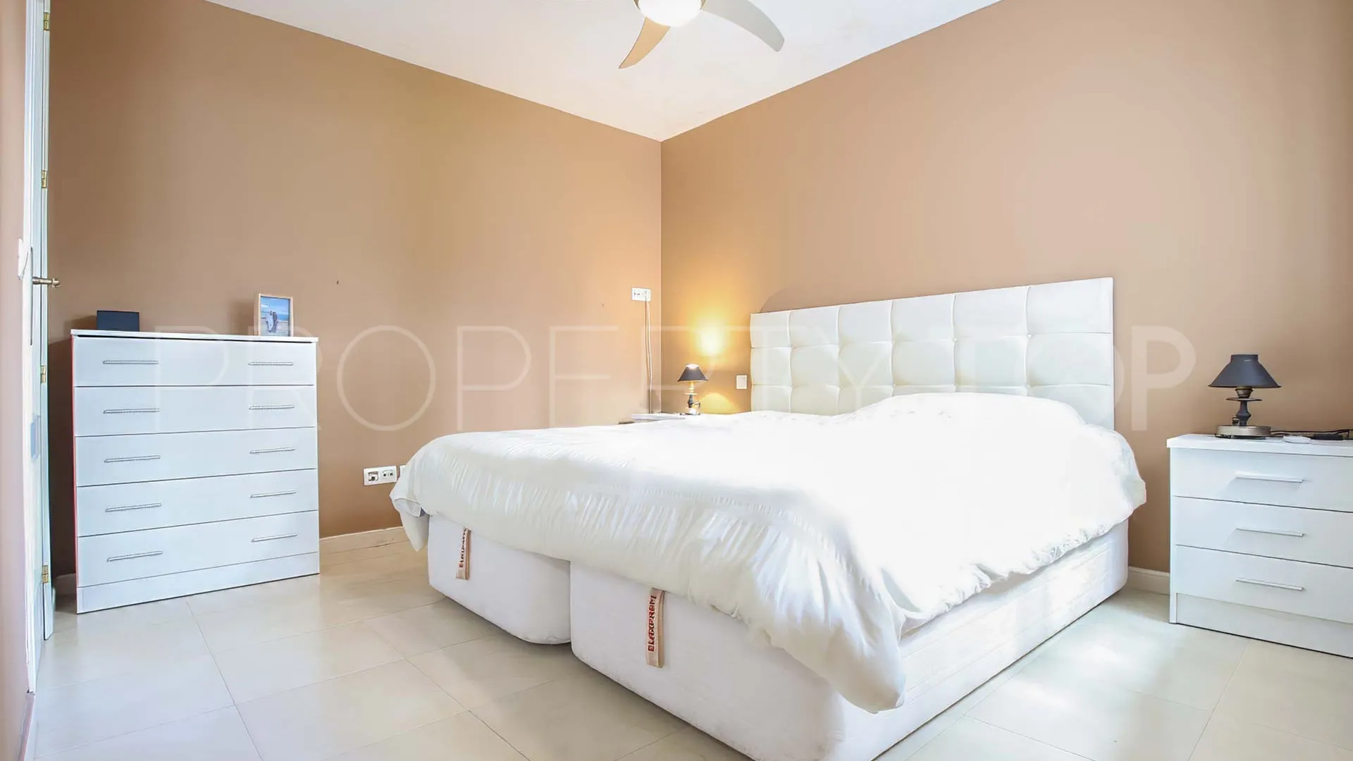 Ground floor apartment with 3 bedrooms for sale in Nueva Andalucia