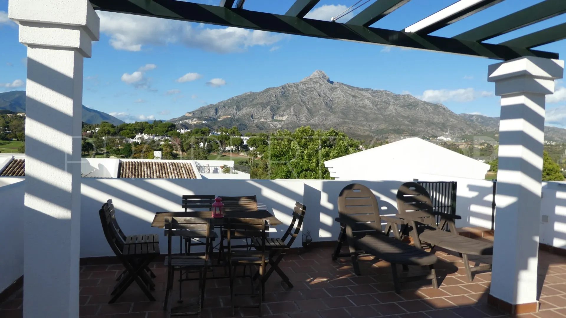 For sale penthouse in Aloha Gardens
