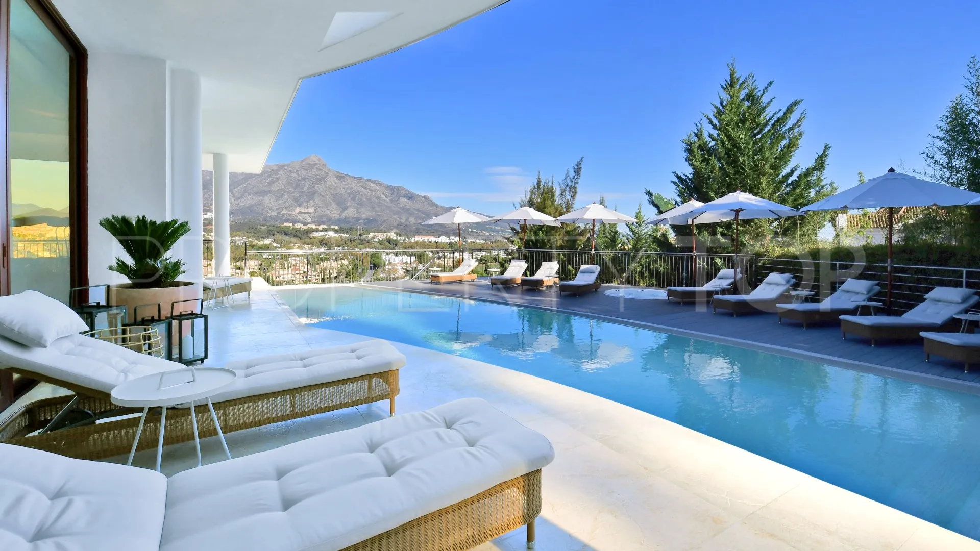 Villa for sale in Las Brisas
