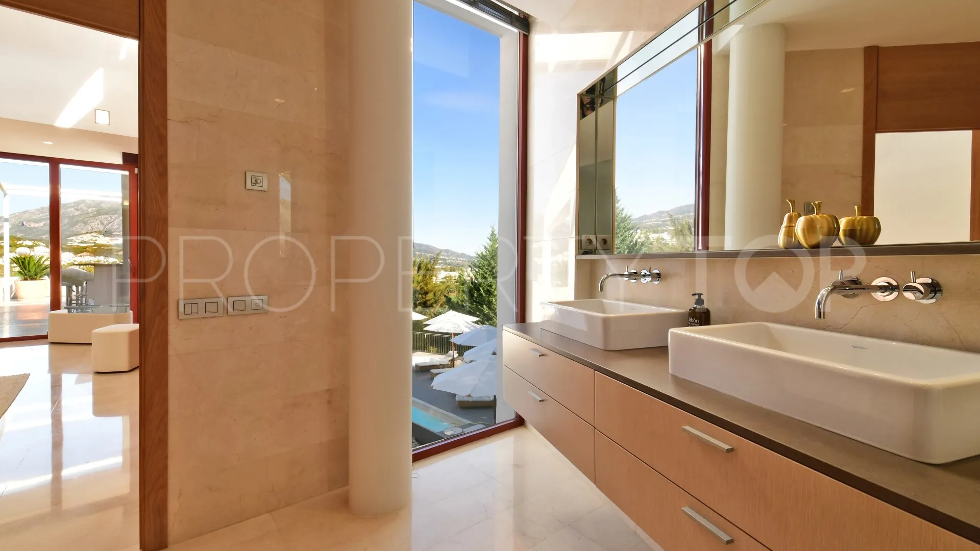 Villa for sale in Las Brisas