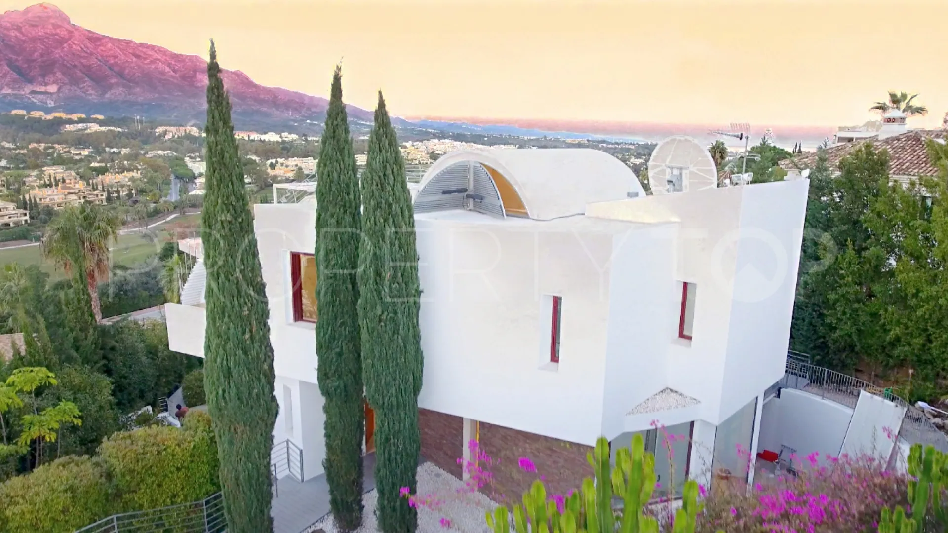 Villa for sale in Las Brisas