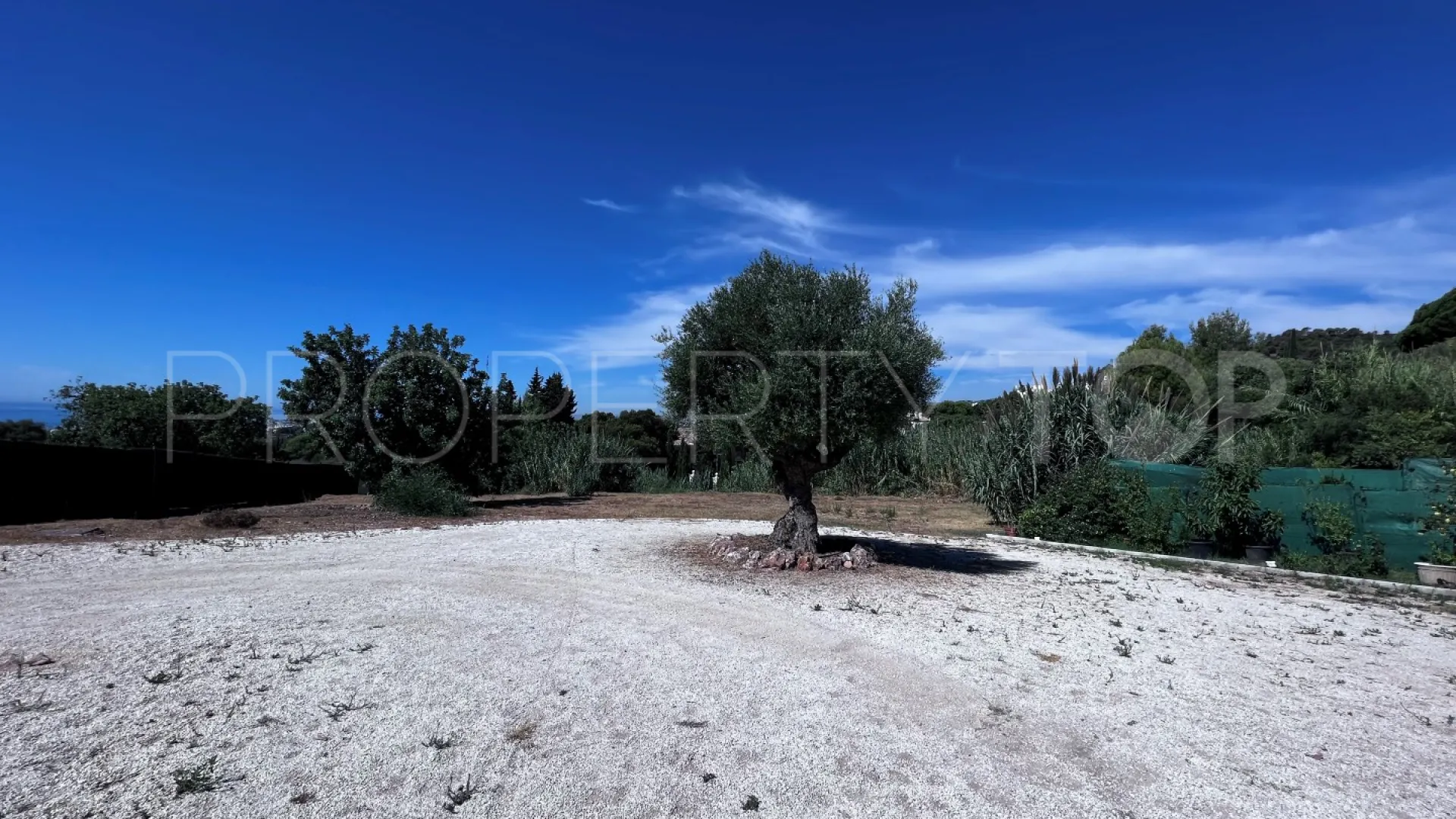 Plot for sale in Los Picos