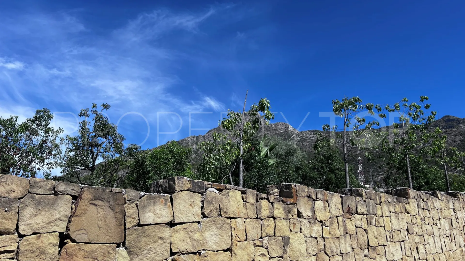 Plot for sale in Los Picos