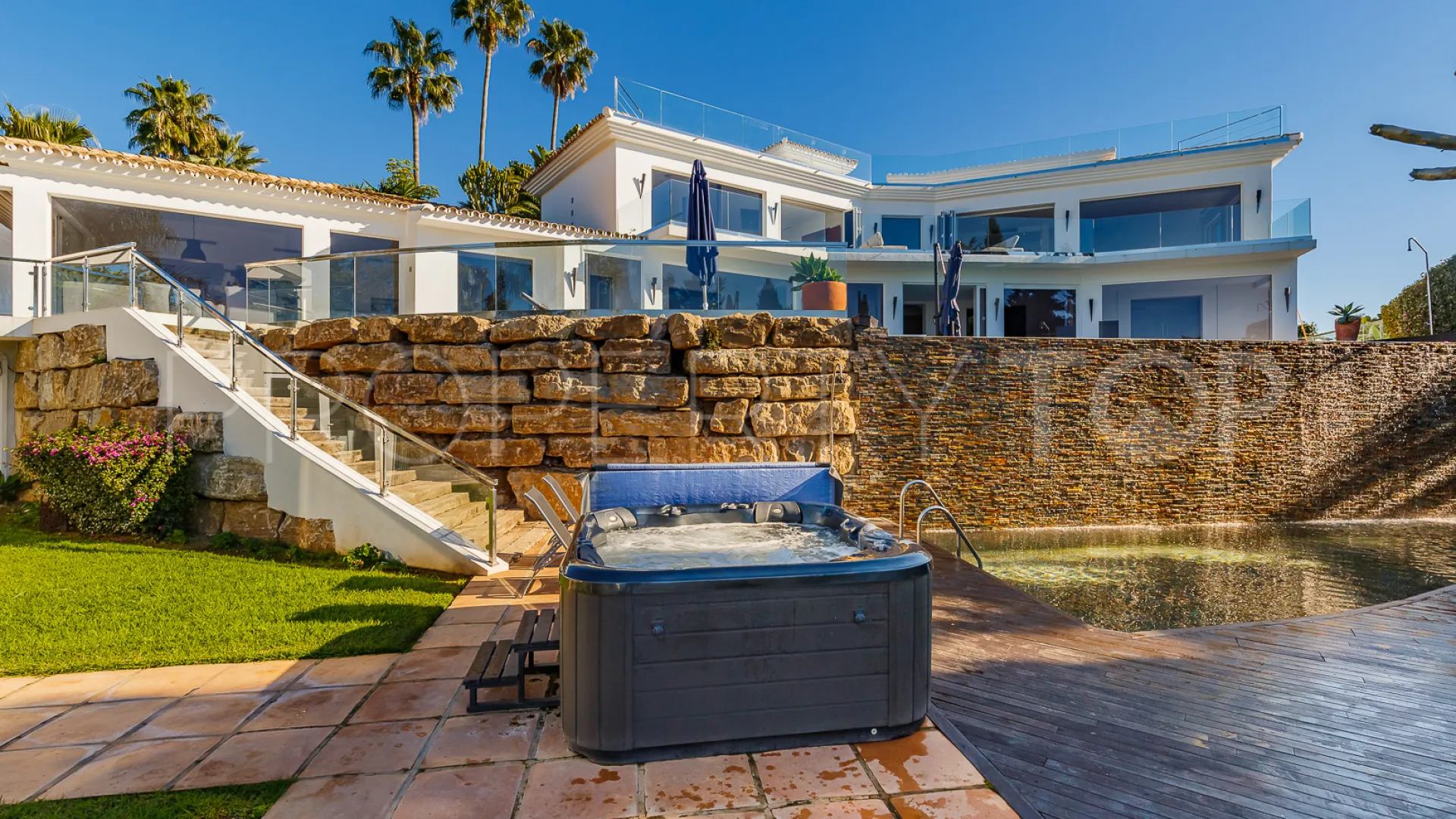 Villa en venta de 5 dormitorios en Hacienda las Chapas