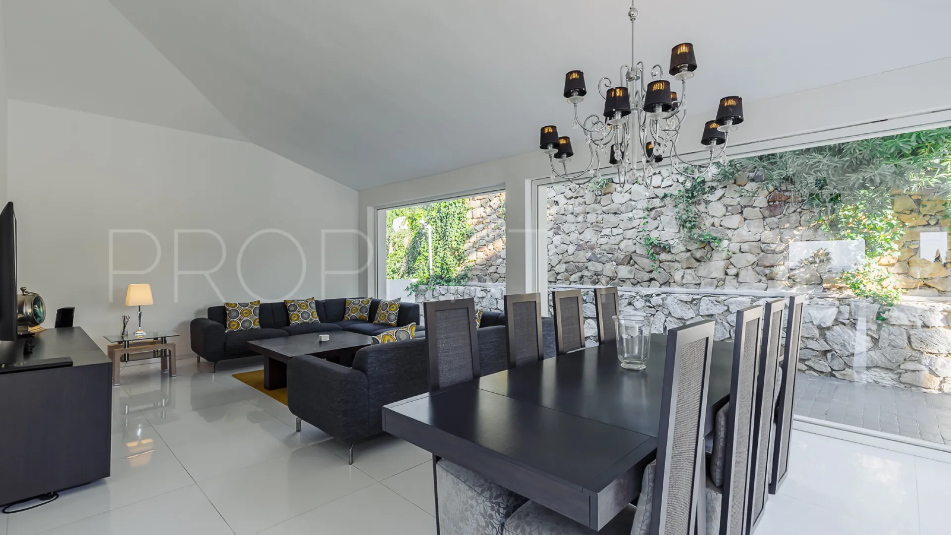 Villa en venta de 5 dormitorios en Hacienda las Chapas