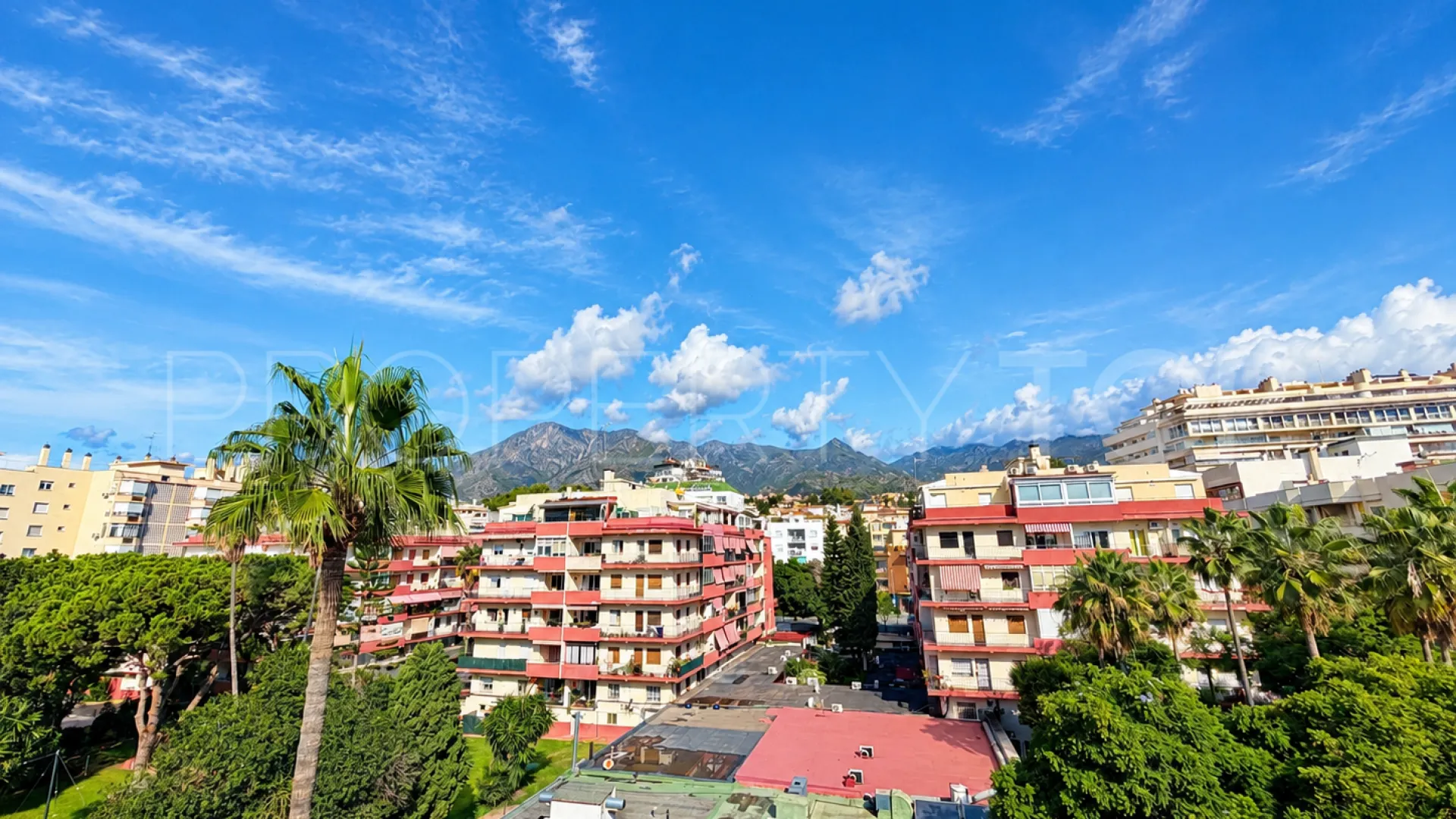 Comprar atico duplex de 4 dormitorios en Marbella Centro